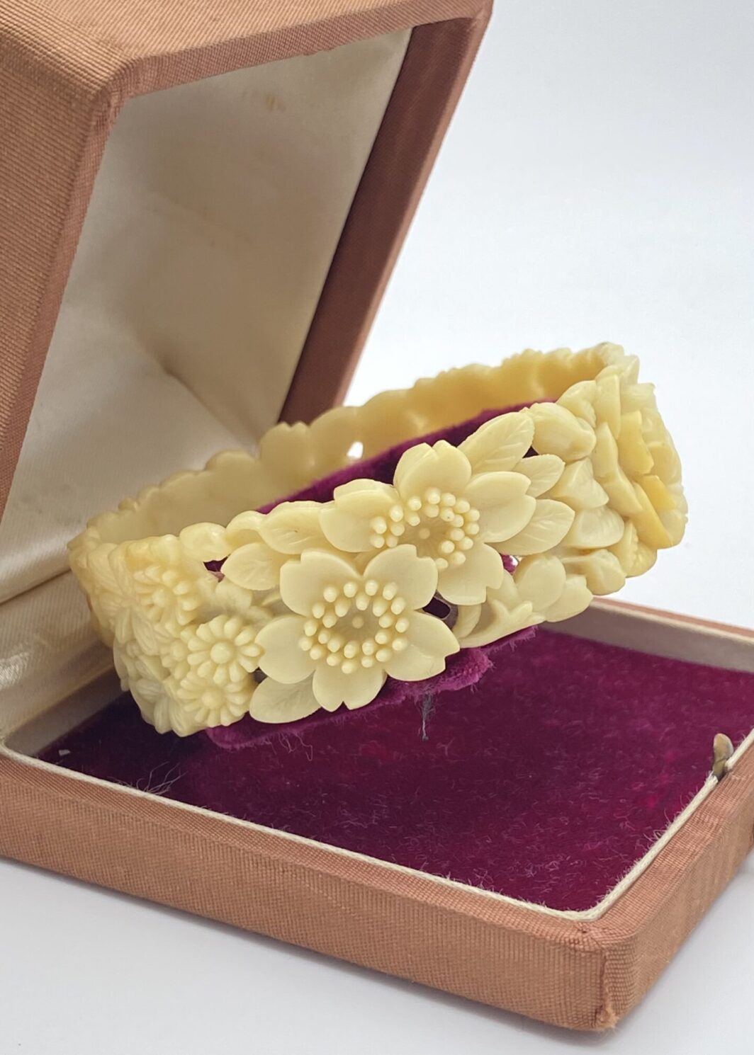 BRACCIALE VITTORIANO IN CELLULOIDE SCOLPITA, EFFETTO AVORIO. U.K. FINE XIX sec.
