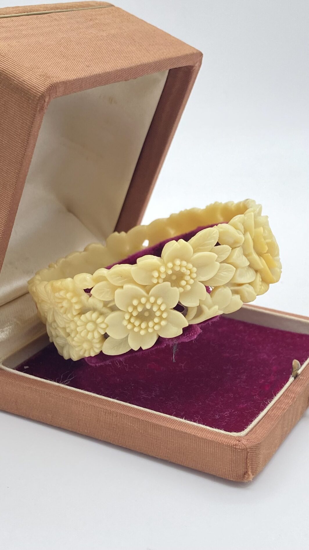 BRACCIALE VITTORIANO IN CELLULOIDE SCOLPITA, EFFETTO AVORIO. U.K. FINE XIX sec.