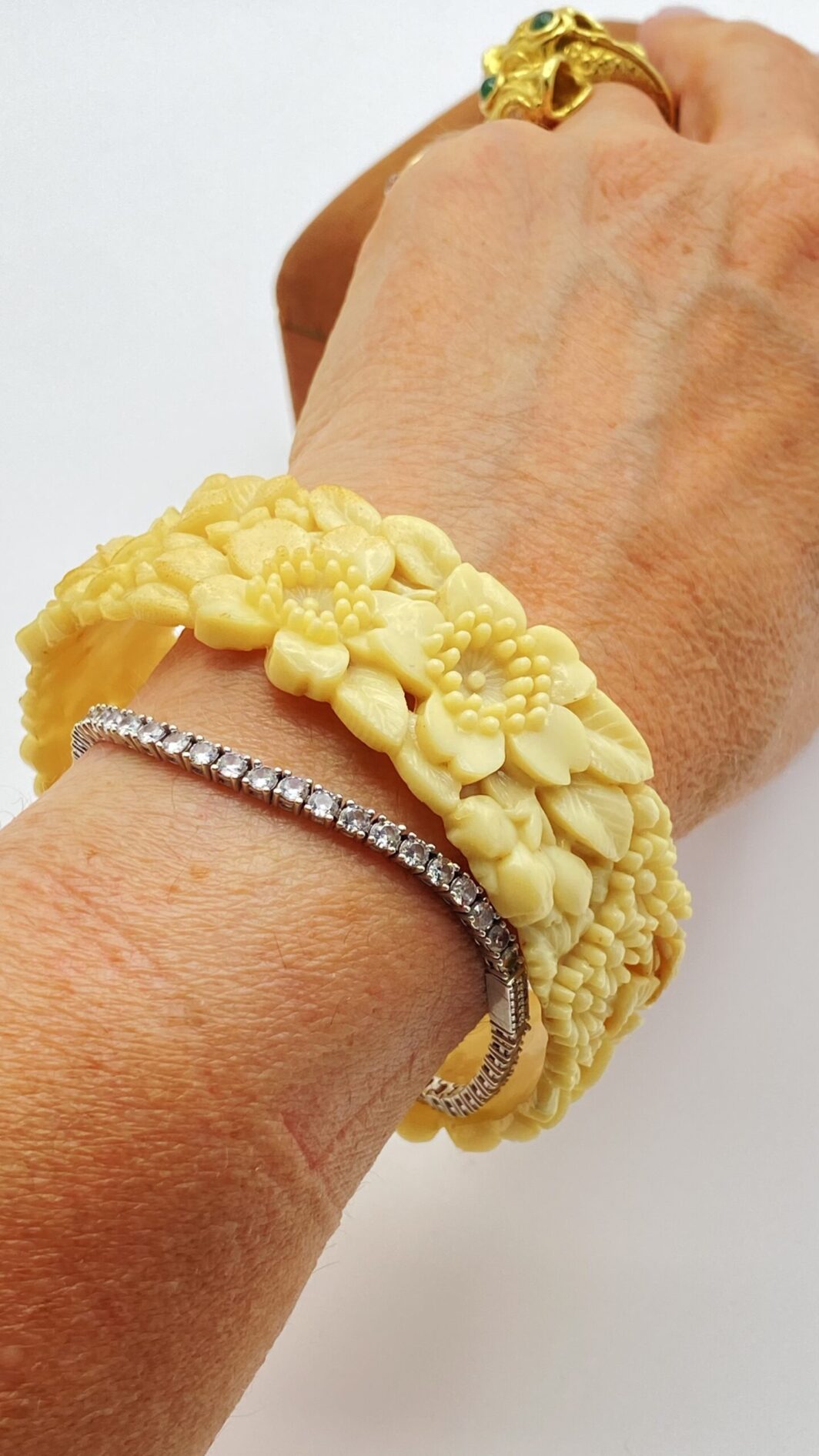 BRACCIALE VITTORIANO IN CELLULOIDE SCOLPITA, EFFETTO AVORIO. U.K. FINE XIX sec. - immagine 8