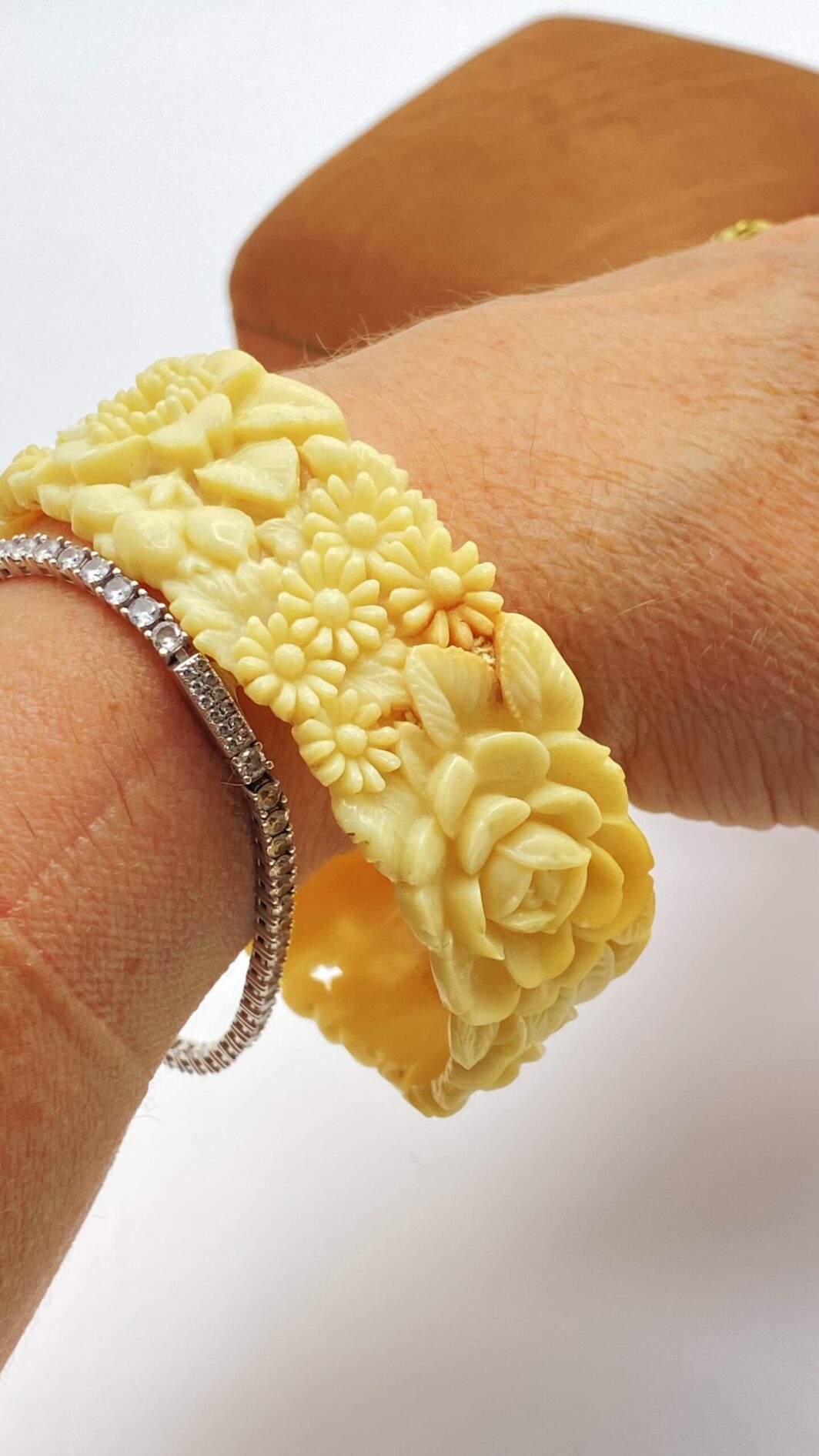 BRACCIALE VITTORIANO IN CELLULOIDE SCOLPITA, EFFETTO AVORIO. U.K. FINE XIX sec. - immagine 7