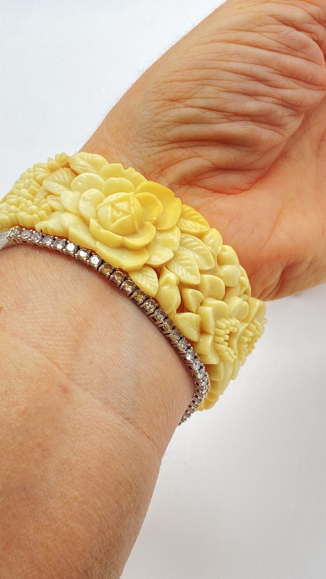BRACCIALE VITTORIANO IN CELLULOIDE SCOLPITA, EFFETTO AVORIO. U.K. FINE XIX sec. - immagine 6