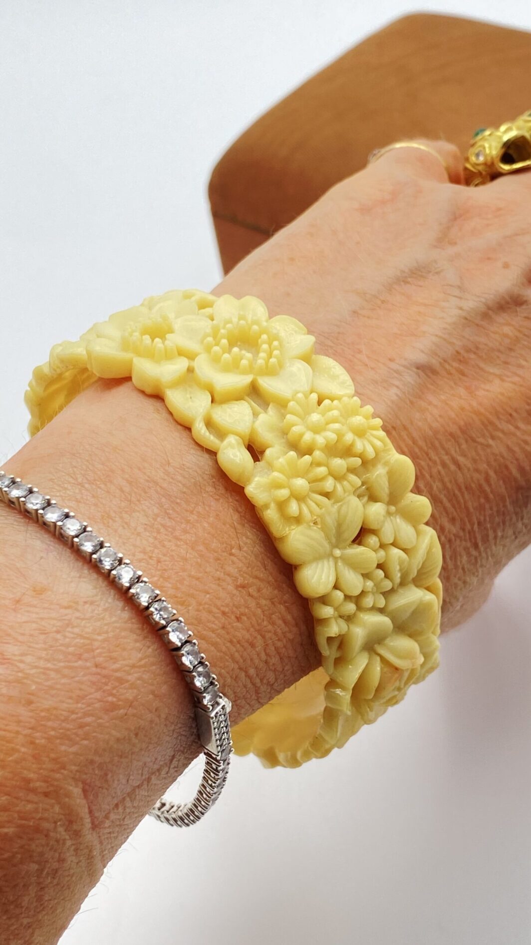 BRACCIALE VITTORIANO IN CELLULOIDE SCOLPITA, EFFETTO AVORIO. U.K. FINE XIX sec. - immagine 5