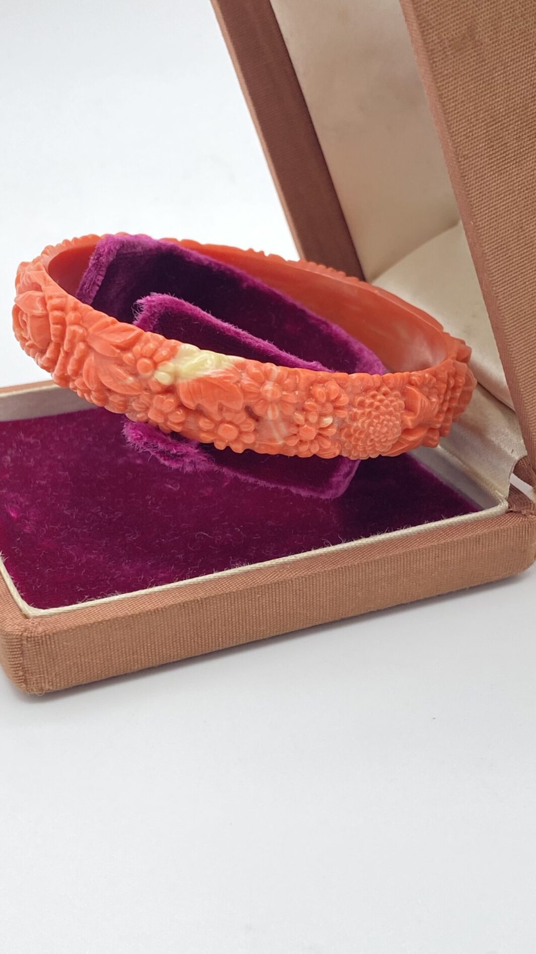 BRACCIALE VITTORIANO IN CELLULOIDE SCOLPITA, EFFETTO CORALLO. U.K. FINE XIX sec. - immagine 7