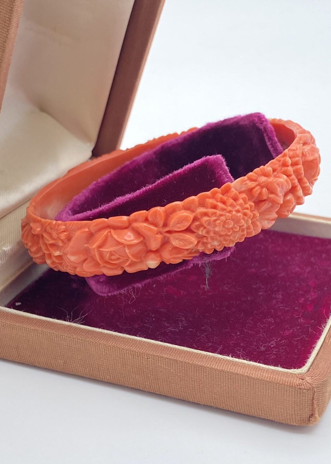 BRACCIALE VITTORIANO IN CELLULOIDE SCOLPITA, EFFETTO CORALLO. U.K. FINE XIX sec.