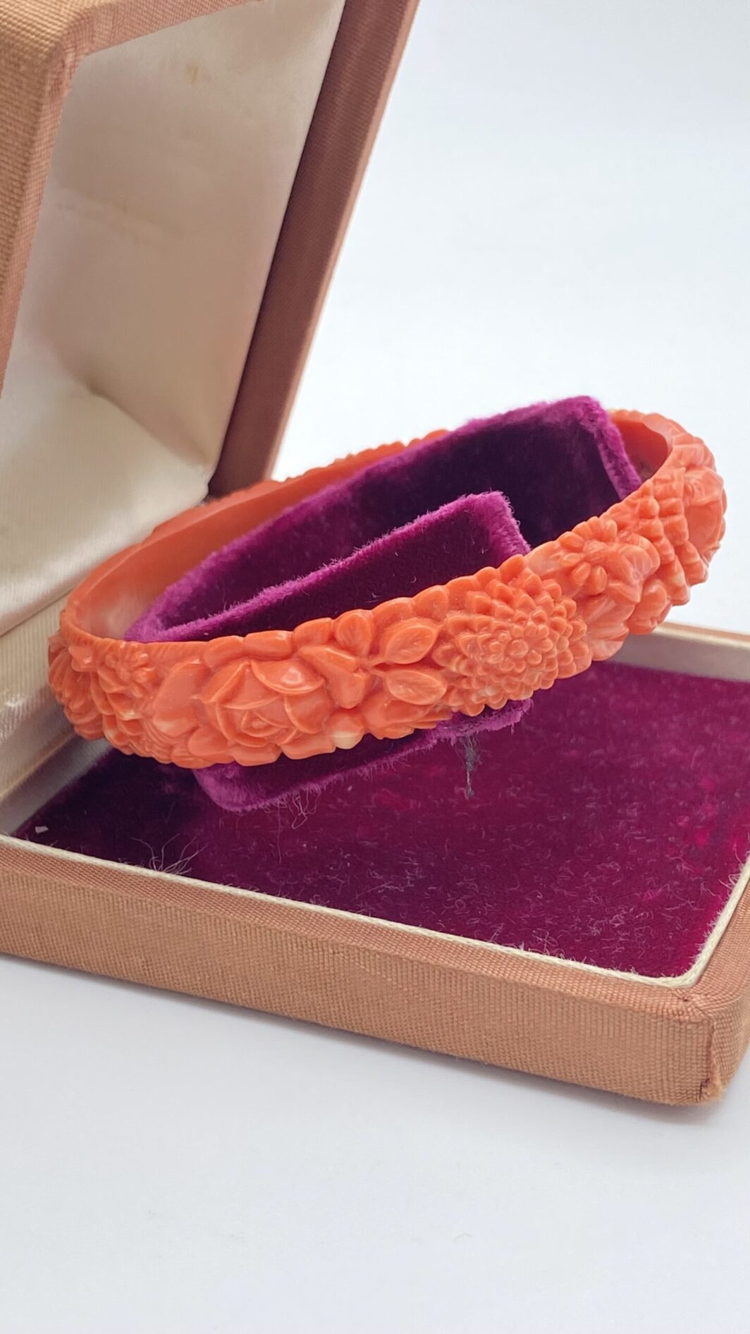 BRACCIALE VITTORIANO IN CELLULOIDE SCOLPITA, EFFETTO CORALLO. U.K. FINE XIX sec.