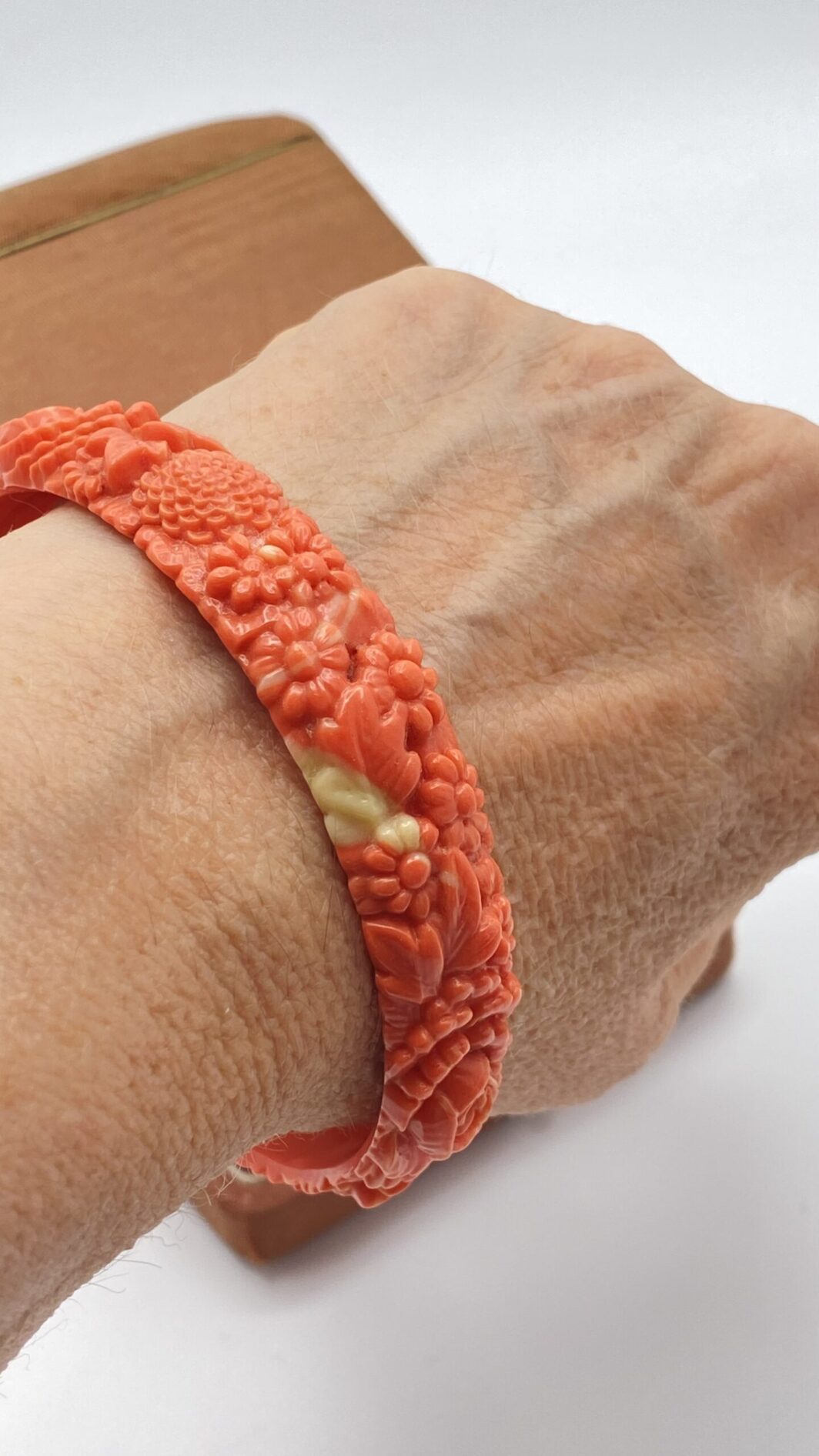 BRACCIALE VITTORIANO IN CELLULOIDE SCOLPITA, EFFETTO CORALLO. U.K. FINE XIX sec. - immagine 5