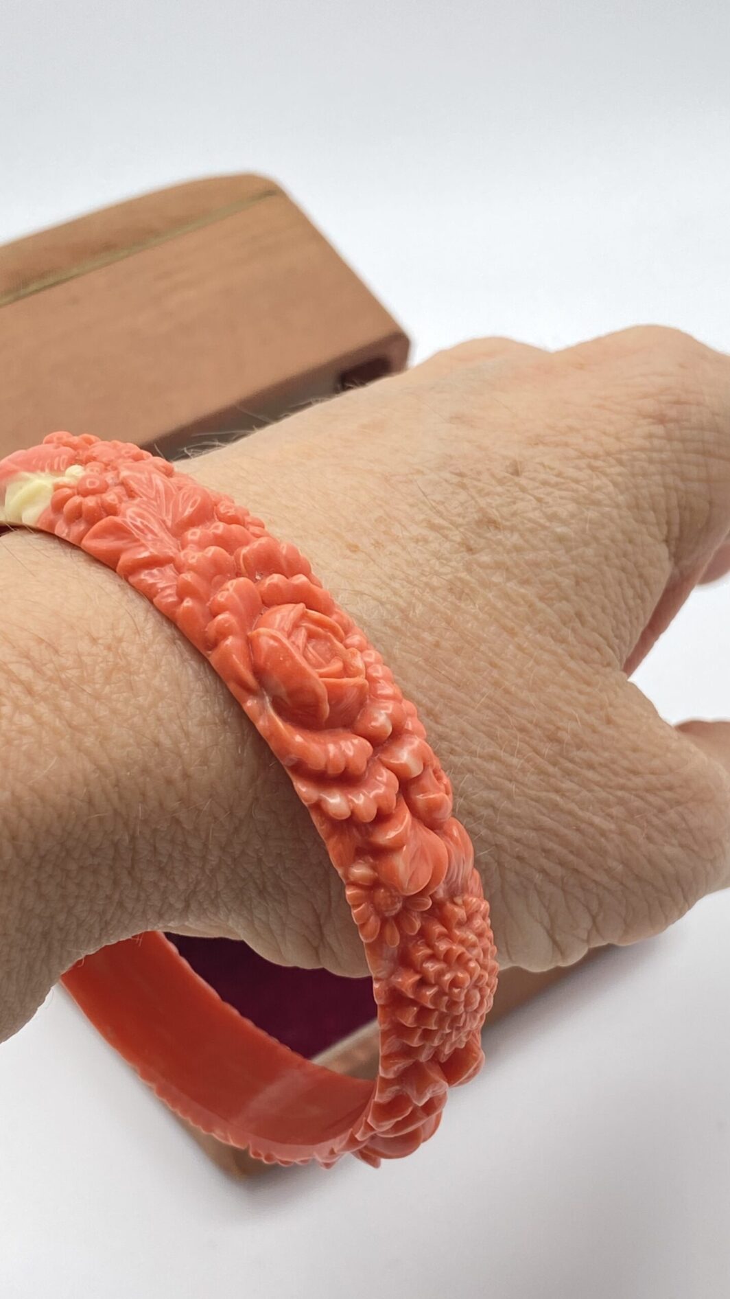 BRACCIALE VITTORIANO IN CELLULOIDE SCOLPITA, EFFETTO CORALLO. U.K. FINE XIX sec. - immagine 4
