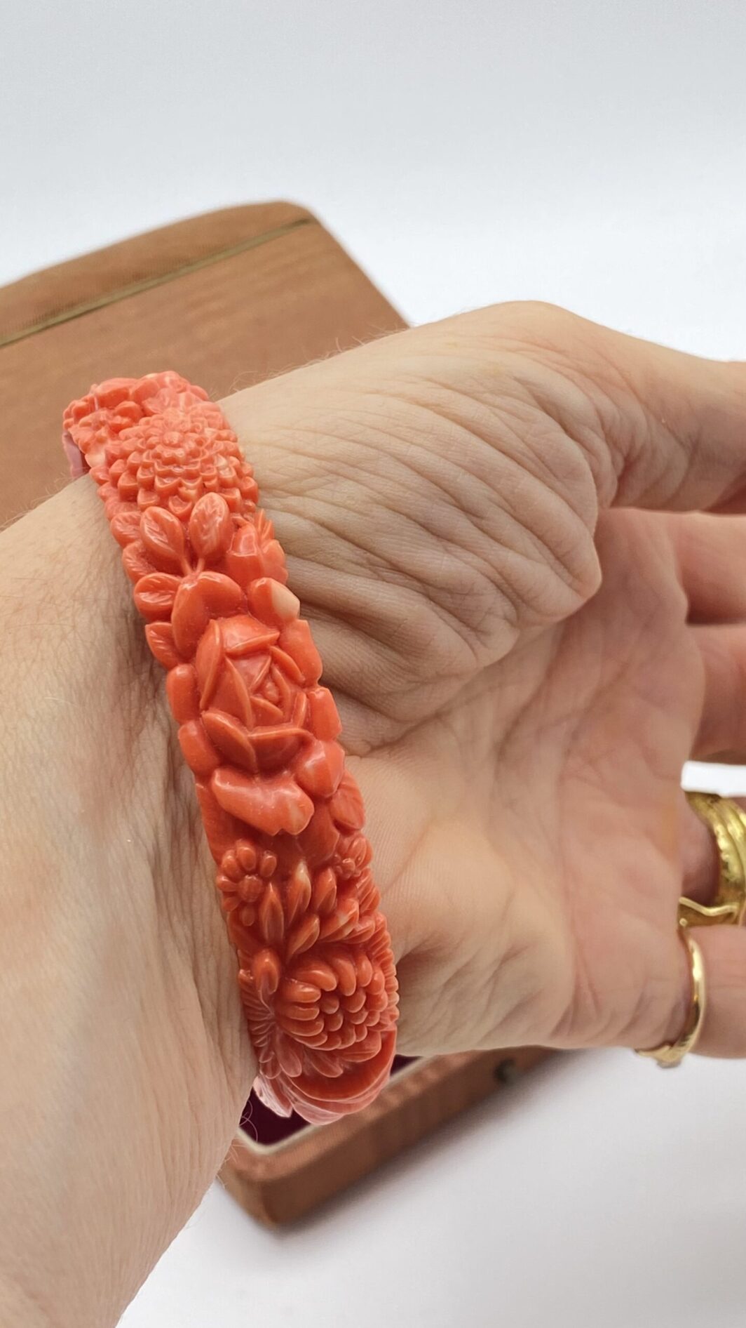 BRACCIALE VITTORIANO IN CELLULOIDE SCOLPITA, EFFETTO CORALLO. U.K. FINE XIX sec. - immagine 3