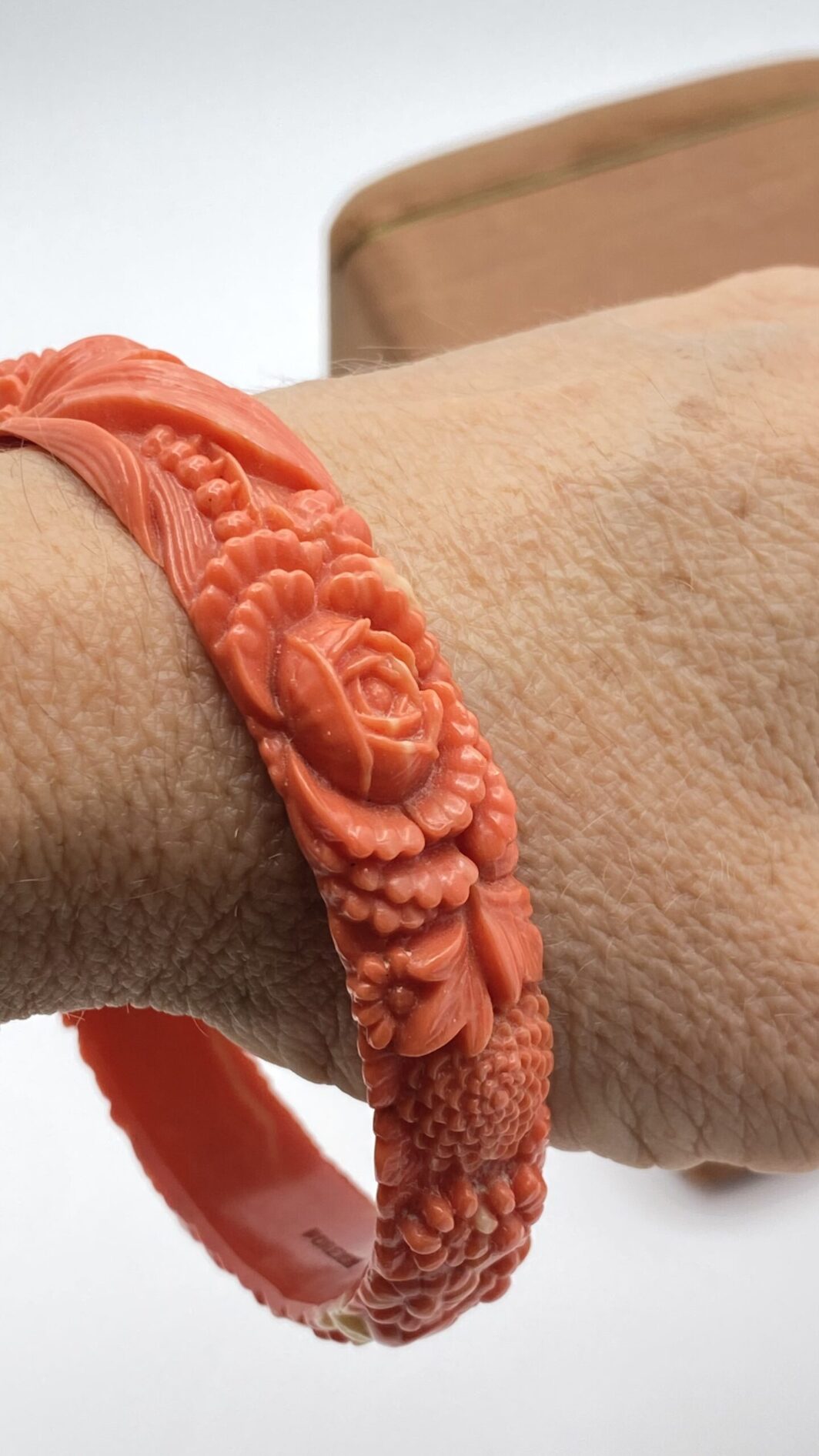 BRACCIALE VITTORIANO IN CELLULOIDE SCOLPITA, EFFETTO CORALLO. U.K. FINE XIX sec. - immagine 9