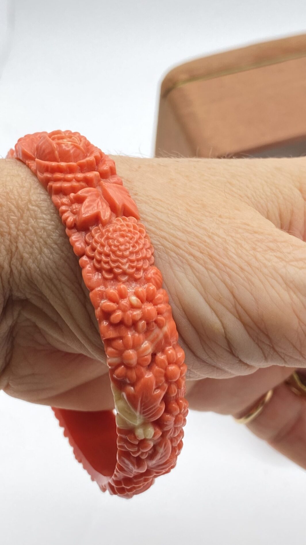 BRACCIALE VITTORIANO IN CELLULOIDE SCOLPITA, EFFETTO CORALLO. U.K. FINE XIX sec. - immagine 10