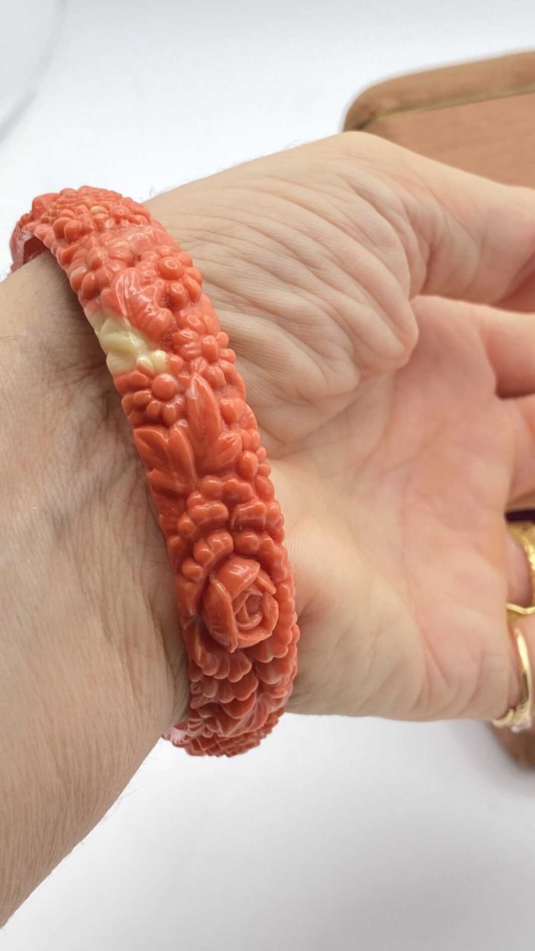 BRACCIALE VITTORIANO IN CELLULOIDE SCOLPITA, EFFETTO CORALLO. U.K. FINE XIX sec. - immagine 11