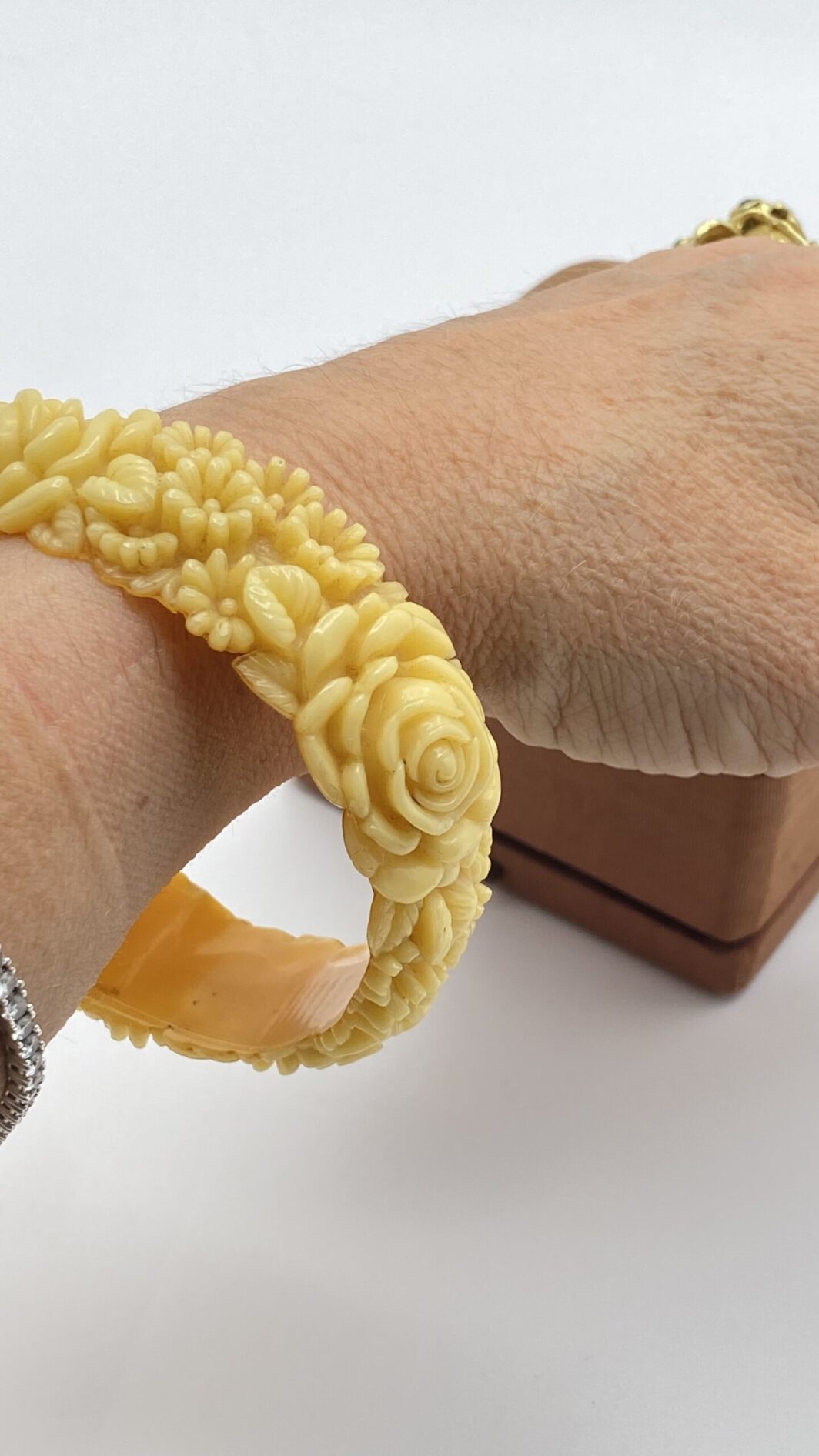 BRACCIALE VITTORIANO IN CELLULOIDE SCOLPITA, EFFETTO AVORIO. U.K. FINE XIX sec. - immagine 6