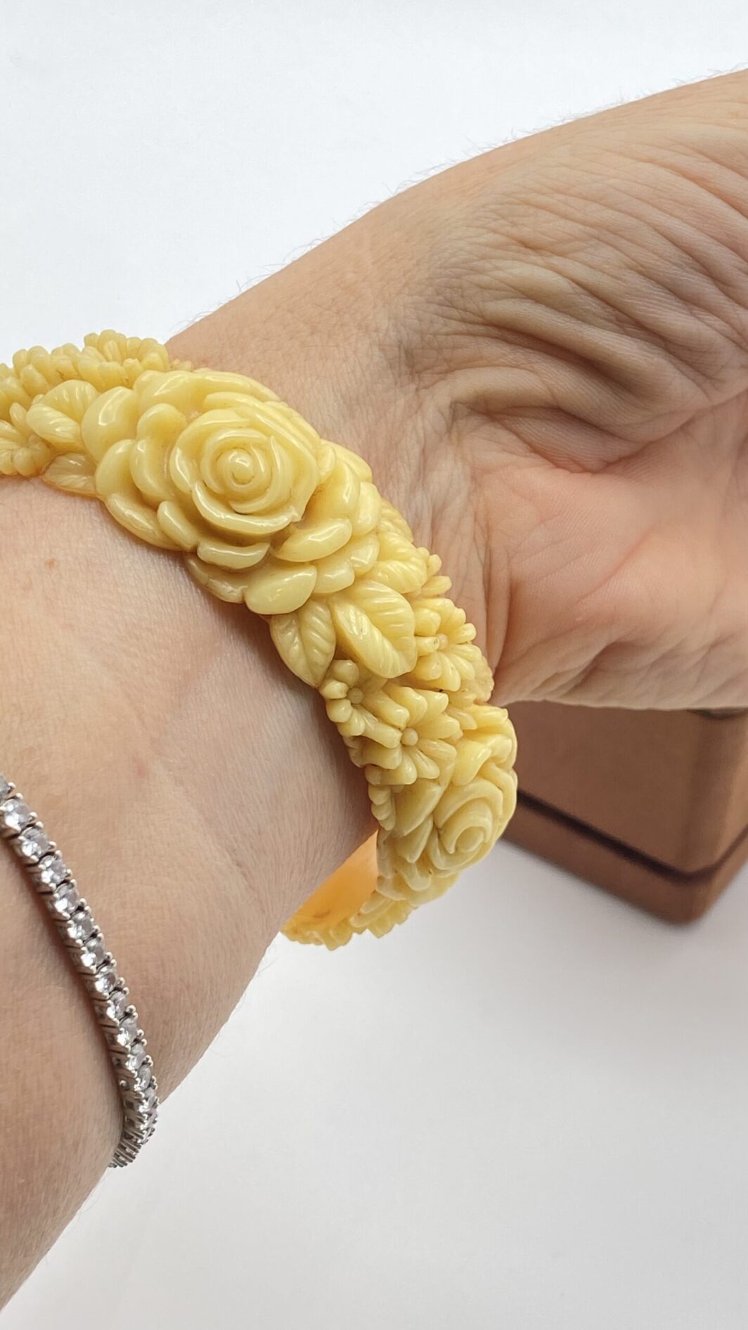 BRACCIALE VITTORIANO IN CELLULOIDE SCOLPITA, EFFETTO AVORIO. U.K. FINE XIX sec. - immagine 7