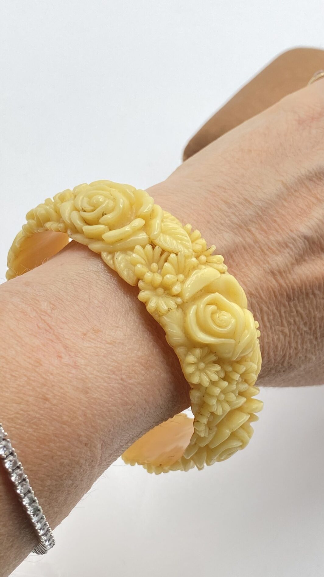 BRACCIALE VITTORIANO IN CELLULOIDE SCOLPITA, EFFETTO AVORIO. U.K. FINE XIX sec. - immagine 11
