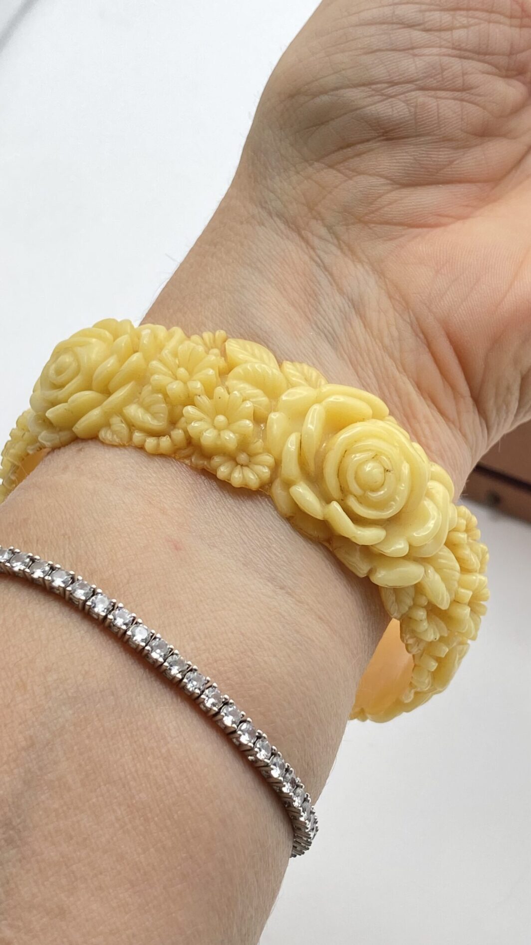 BRACCIALE VITTORIANO IN CELLULOIDE SCOLPITA, EFFETTO AVORIO. U.K. FINE XIX sec. - immagine 9