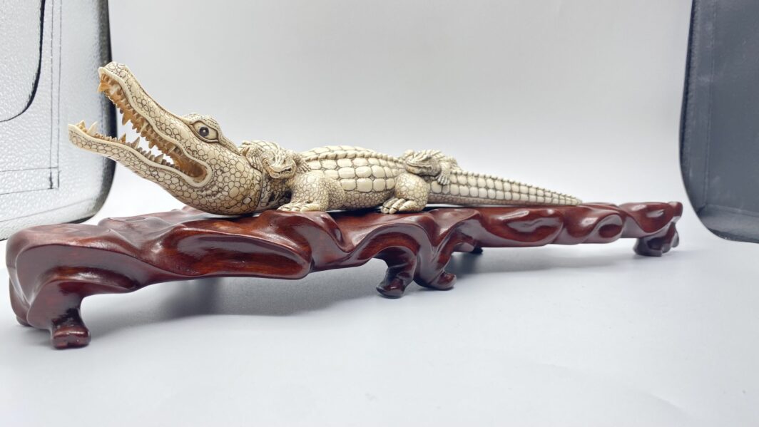 COCCODRILLO IN AVORIO, CON FIRMA DELLO SCULTORE SUL VENTRE. GIAPPONE, INIZI XX sec. - immagine 3