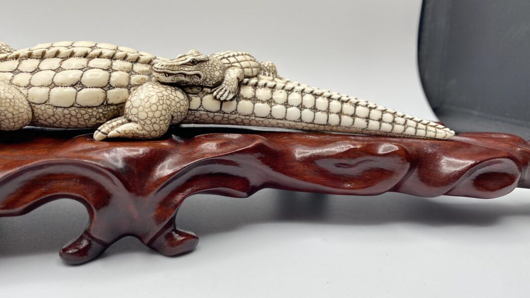 COCCODRILLO IN AVORIO, CON FIRMA DELLO SCULTORE SUL VENTRE. GIAPPONE, INIZI XX sec. - immagine 11