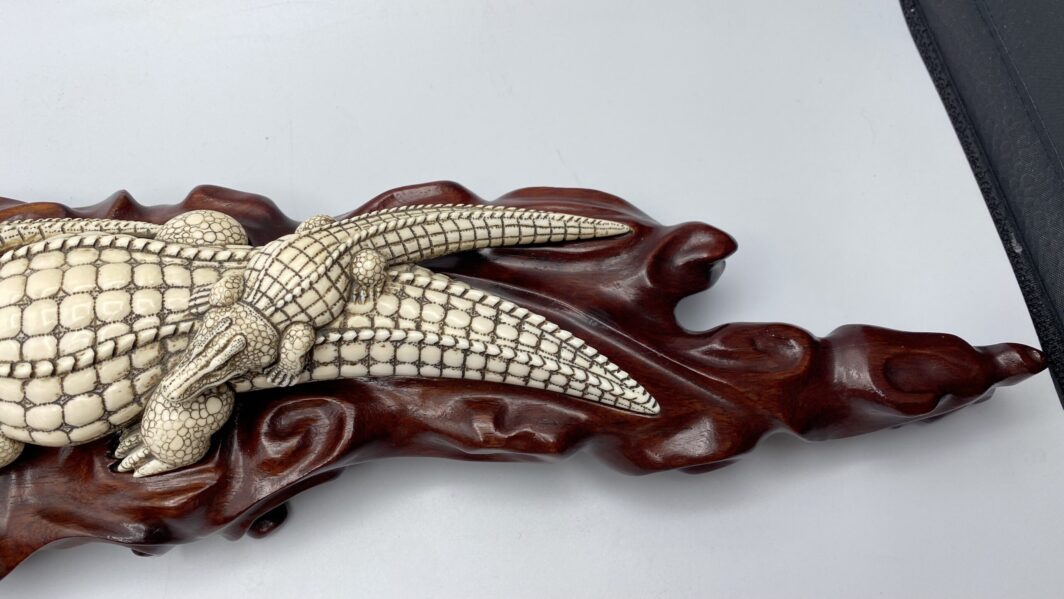 COCCODRILLO IN AVORIO, CON FIRMA DELLO SCULTORE SUL VENTRE. GIAPPONE, INIZI XX sec. - immagine 10