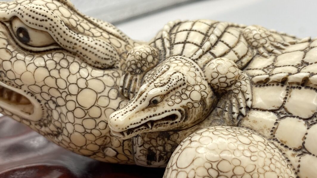 COCCODRILLO IN AVORIO, CON FIRMA DELLO SCULTORE SUL VENTRE. GIAPPONE, INIZI XX sec. - immagine 21