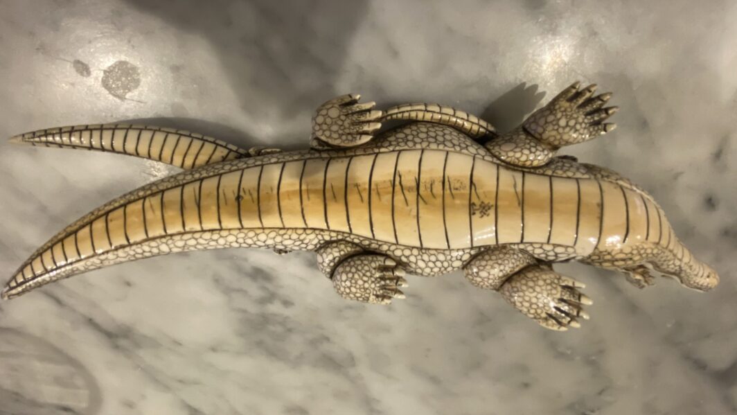 COCCODRILLO IN AVORIO, CON FIRMA DELLO SCULTORE SUL VENTRE. GIAPPONE, INIZI XX sec. - immagine 25