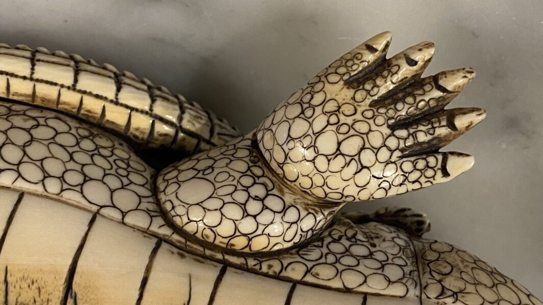 COCCODRILLO IN AVORIO, CON FIRMA DELLO SCULTORE SUL VENTRE. GIAPPONE, INIZI XX sec. - immagine 29