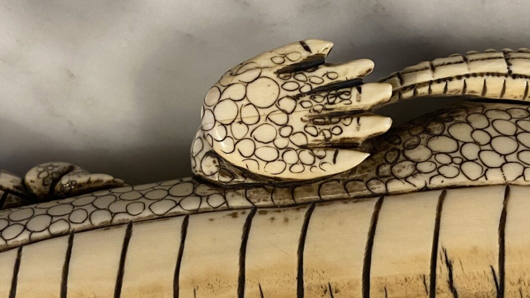 COCCODRILLO IN AVORIO, CON FIRMA DELLO SCULTORE SUL VENTRE. GIAPPONE, INIZI XX sec. - immagine 28