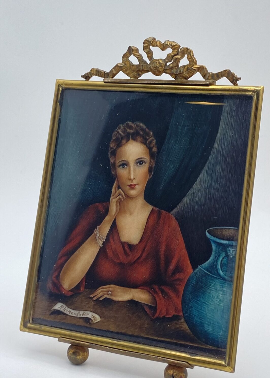 BELLISSIMO RITRATTO FEMMINILE DI STRAORDINARIA FATTURA, MINIATO A MANO SU MATERIALE ORGANICO PREZIOSO,  FIRMATA R. KALTENHUBER, ANNO 1941.