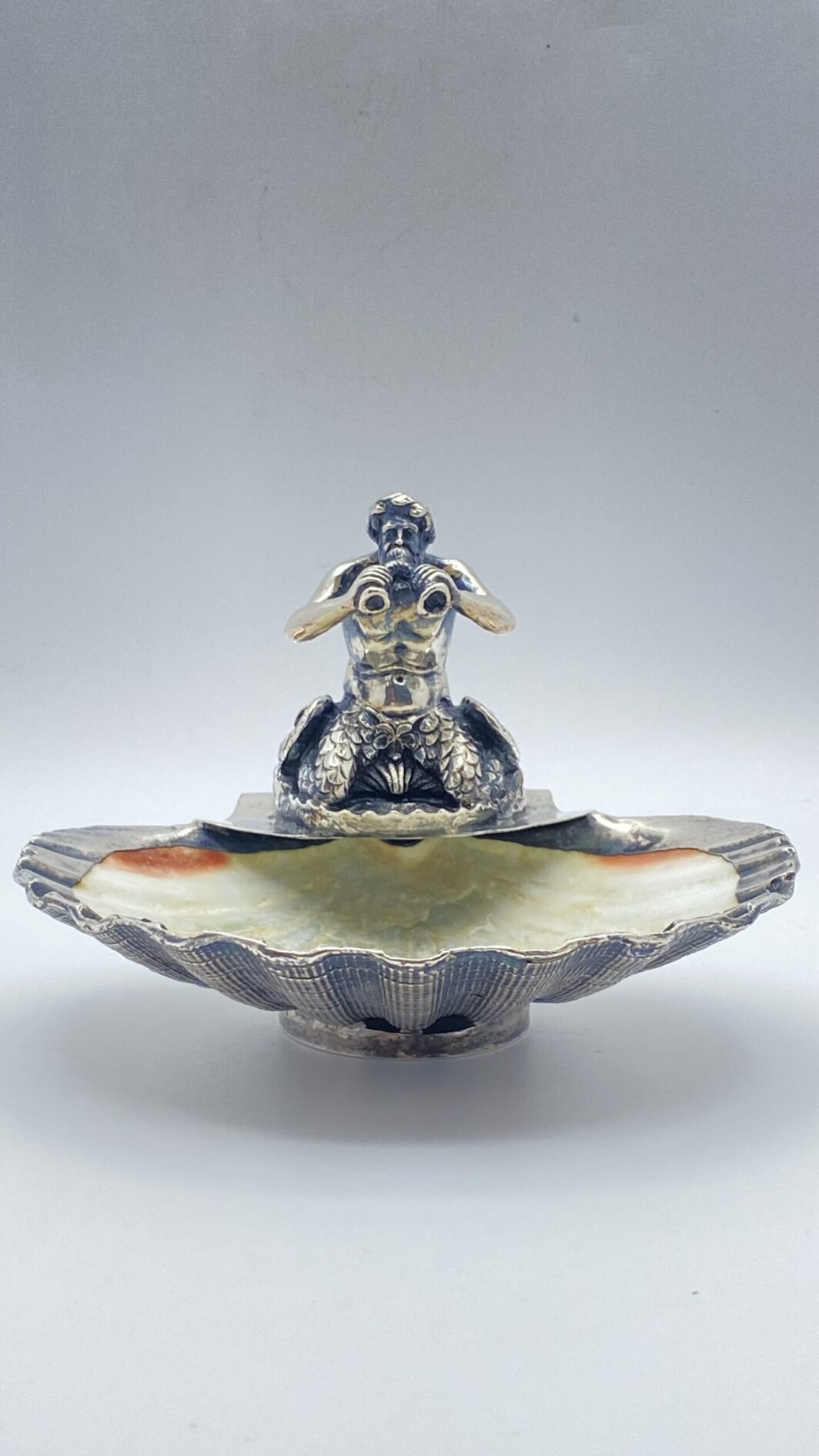 SALVER IN ARGENTO CON FIGURA DI TRITONE SU CONCHIGLIA. VINTAGE ANNI '50