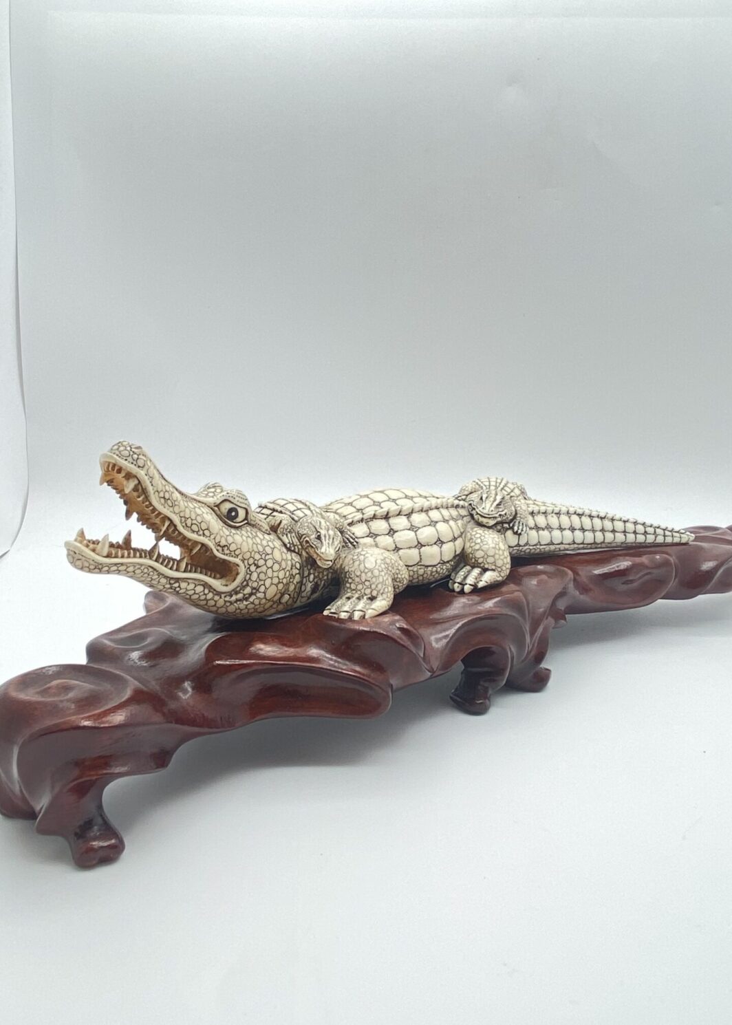 COCCODRILLO IN AVORIO, CON FIRMA DELLO SCULTORE SUL VENTRE. GIAPPONE, INIZI XX sec.
