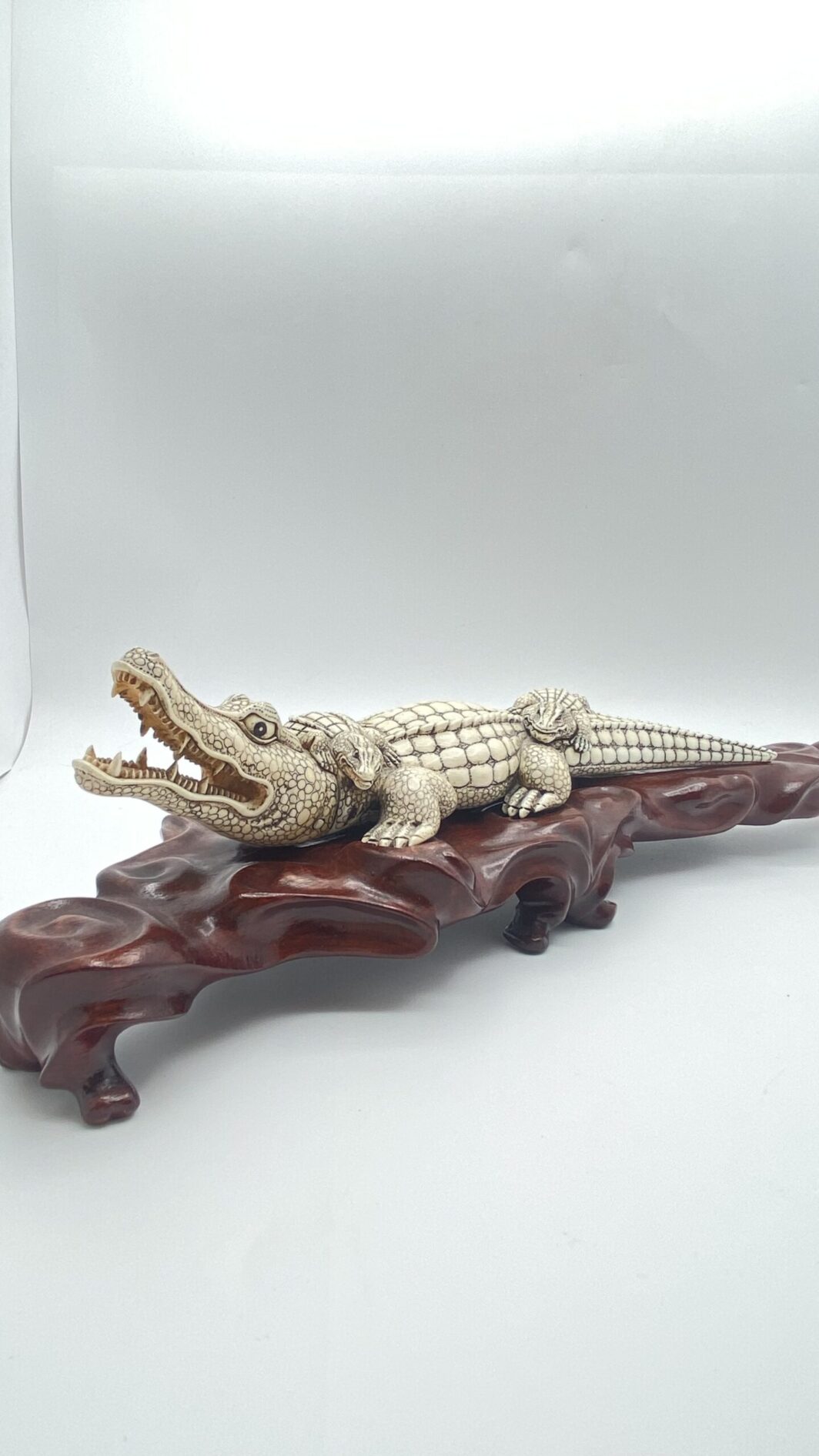 COCCODRILLO IN AVORIO, CON FIRMA DELLO SCULTORE SUL VENTRE. GIAPPONE, INIZI XX sec.