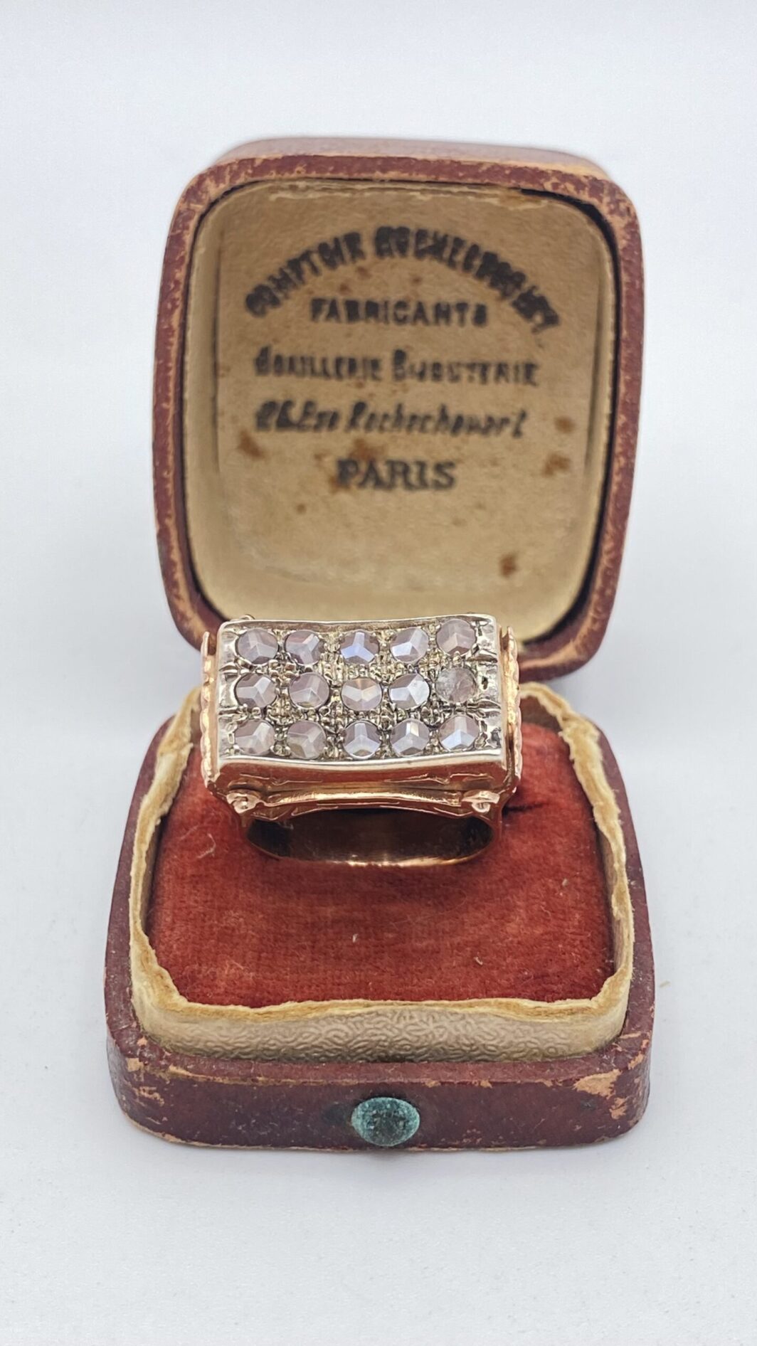 ANELLO ART DECO IN ORO 9kT, ARGENTO E DIAMANTI TAGLIO CORONÈ.