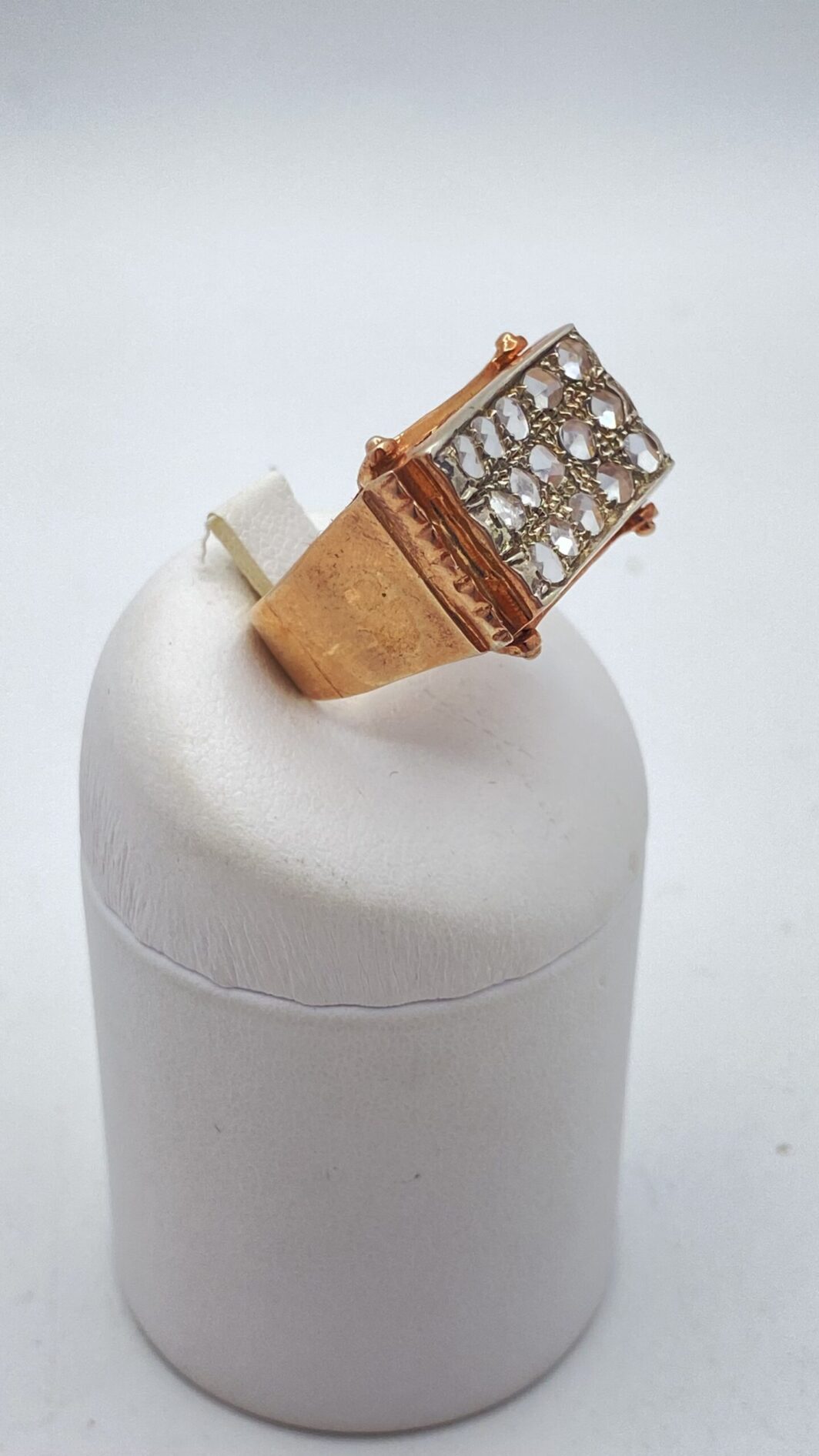 ANELLO ART DECO IN ORO 9kT, ARGENTO E DIAMANTI TAGLIO CORONÈ. - immagine 5