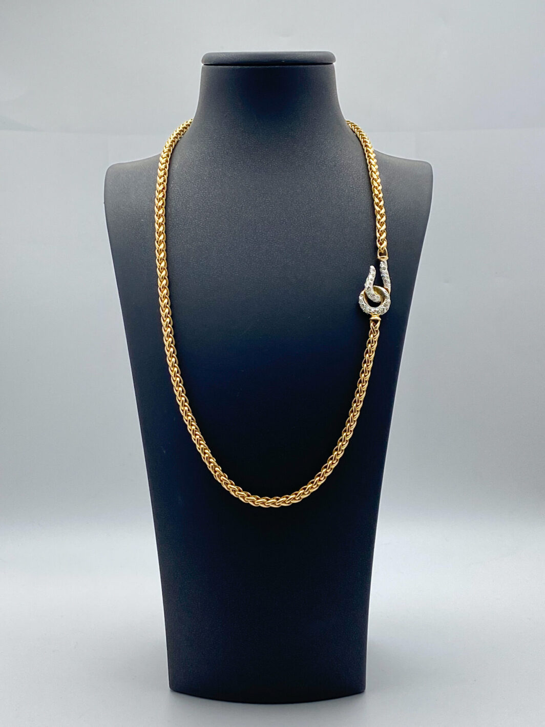 COLLANA IN METALLO GOLDTONE, UNSIGNED, CON CHIUSURA DI STRASS DIAMOND LIKE. U.S.A. ANNI ‘70/‘80.