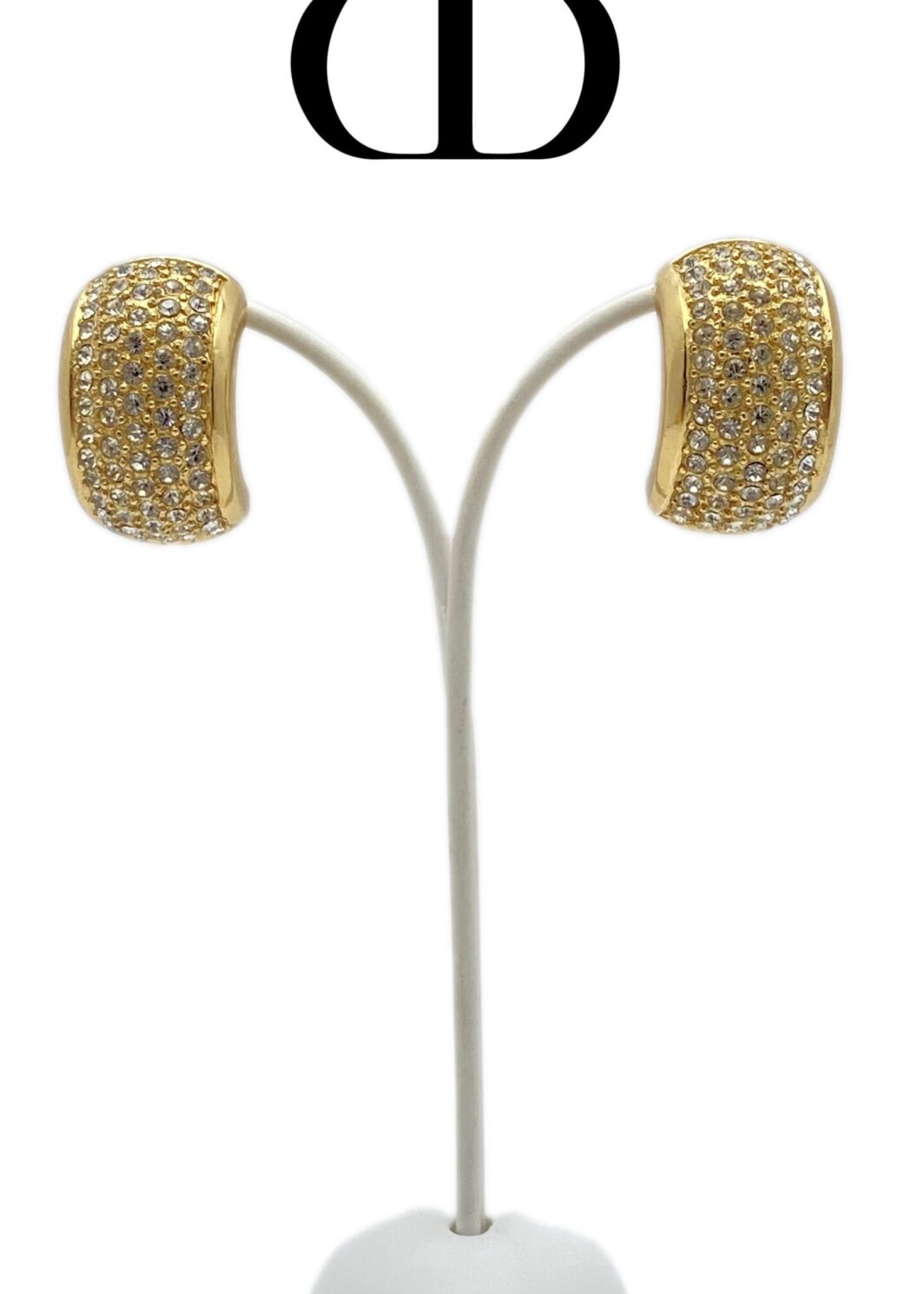 CHRISTIAN DIOR VINTAGE ANNI ‘80. PAIO DI ORECCHINI IN METALLO GOLDTONE E CRISTALLI DIAMOND LIKE.