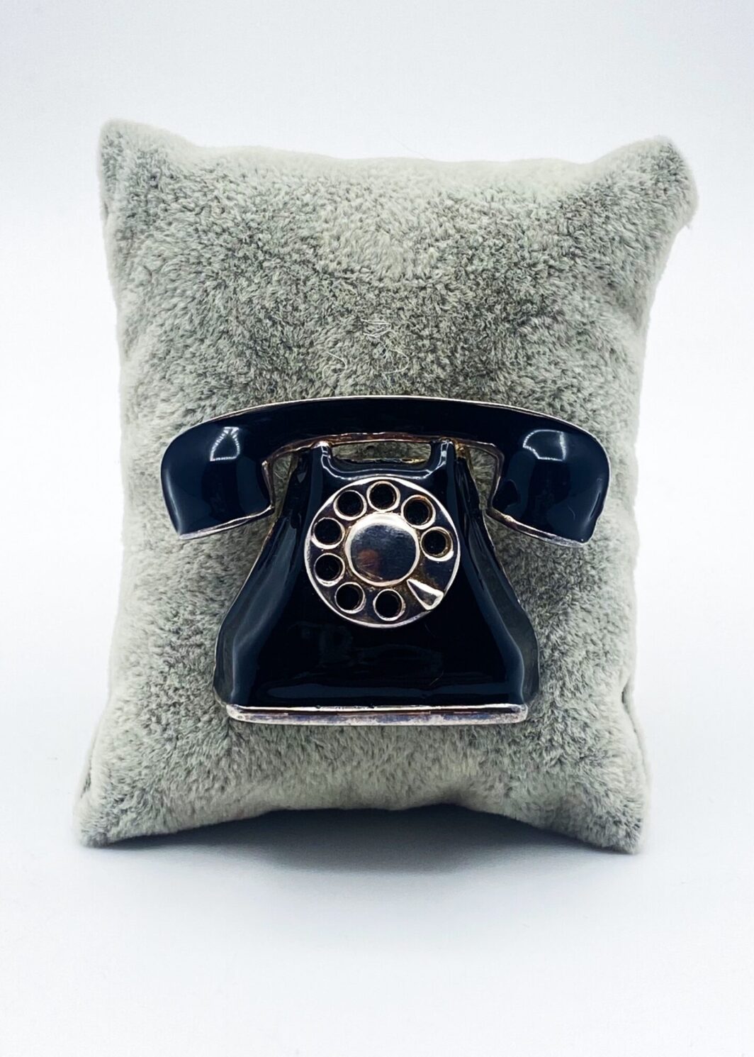 BUTLER & WILSON. SPILLA VINTAGE A FORMA DI TELEFONO, IN METALLO SMALTATO. U.K. ANNI ‘80