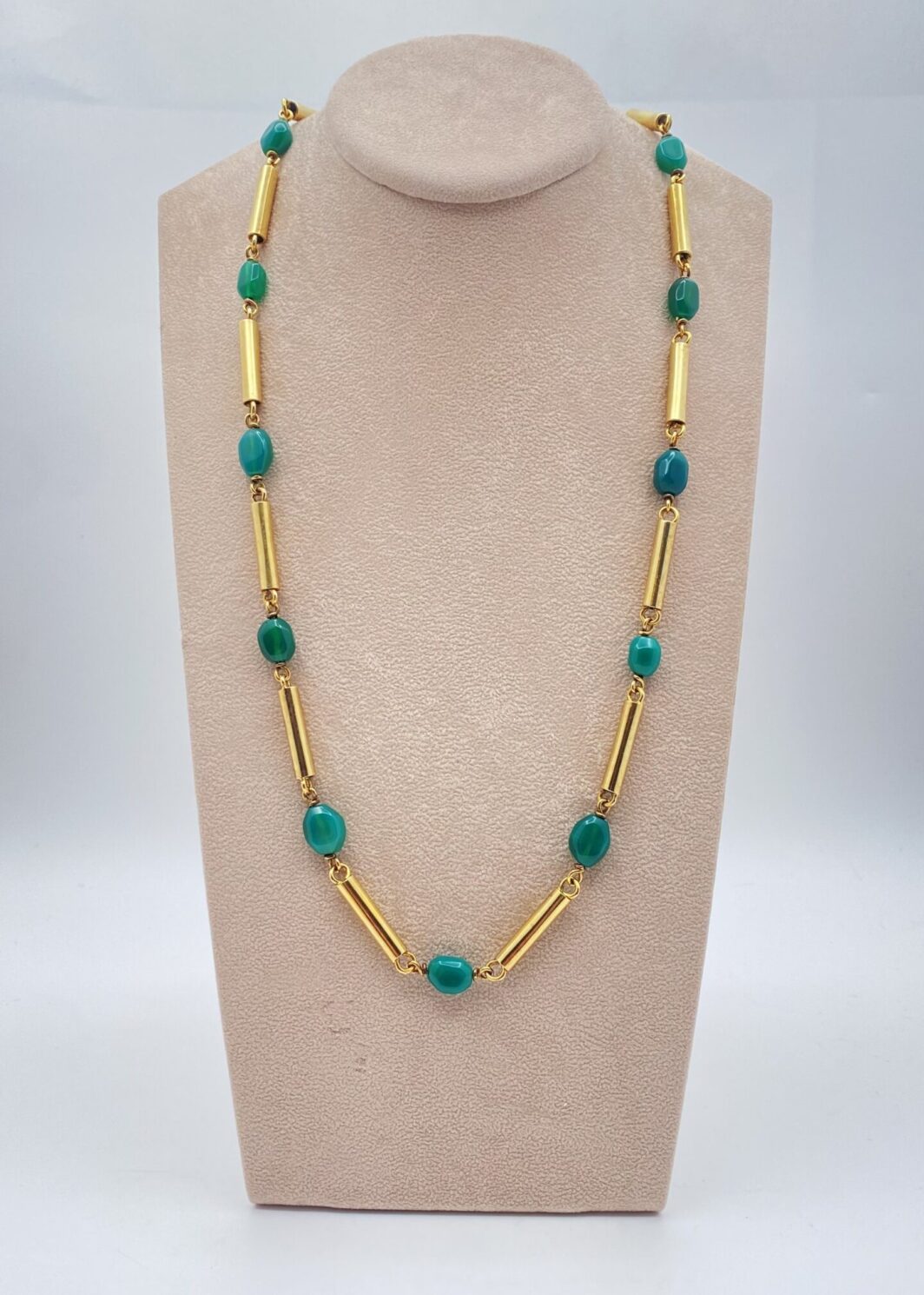 COLLANA ART DECO IN ARGENTO DORATO E AGATE VERDI. FRANCIA ANNI ‘30 ca.