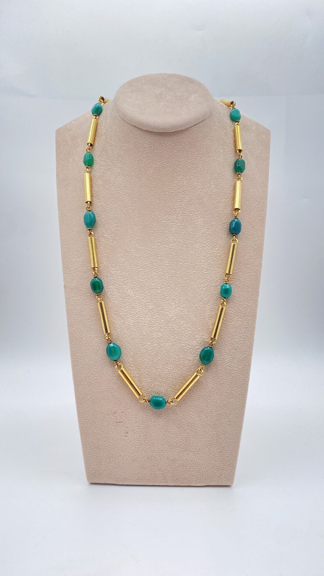 COLLANA ART DECO IN ARGENTO DORATO E AGATE VERDI. FRANCIA ANNI ‘30 ca.