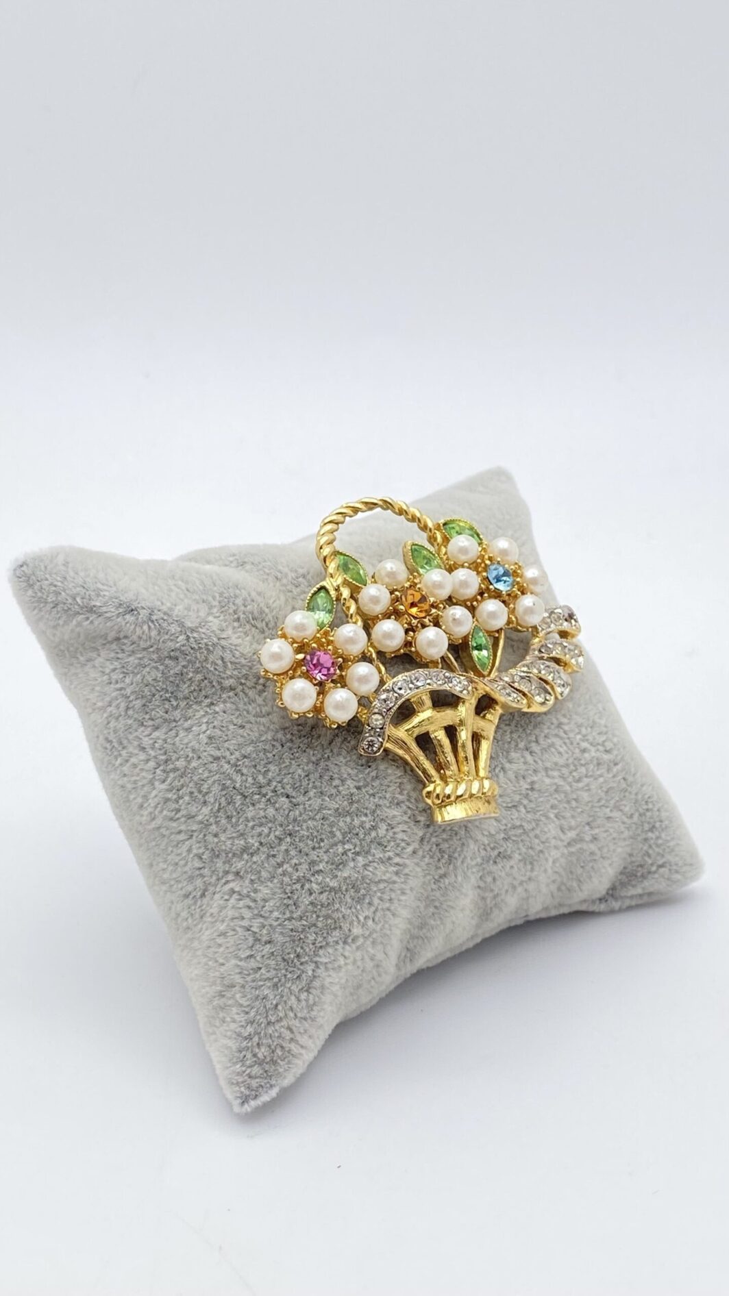 “EB”. SPILLA IN METALLO GOLDTONE, STRASS POLICROMI E PERLE DI VETRO SMALTATE. U.S.A. ANNI ‘50 - immagine 7