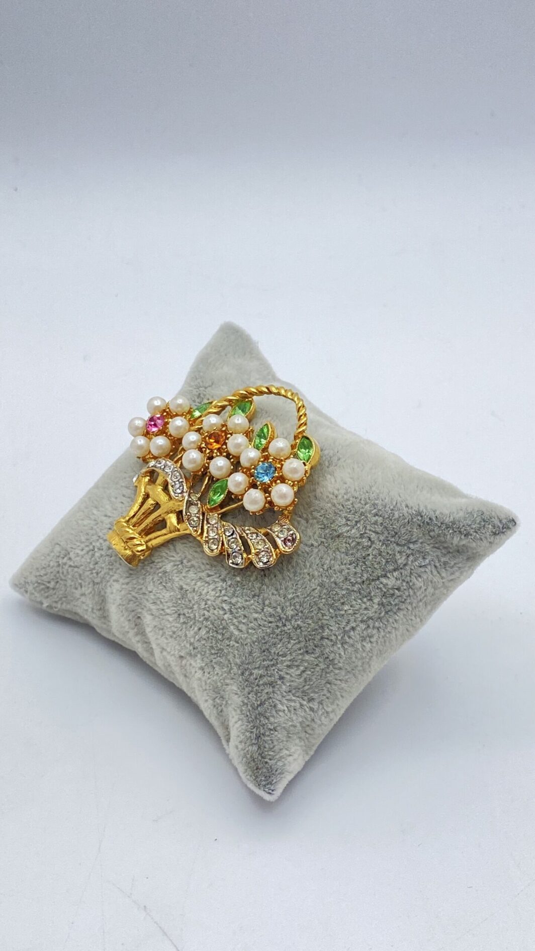 “EB”. SPILLA IN METALLO GOLDTONE, STRASS POLICROMI E PERLE DI VETRO SMALTATE. U.S.A. ANNI ‘50 - immagine 6
