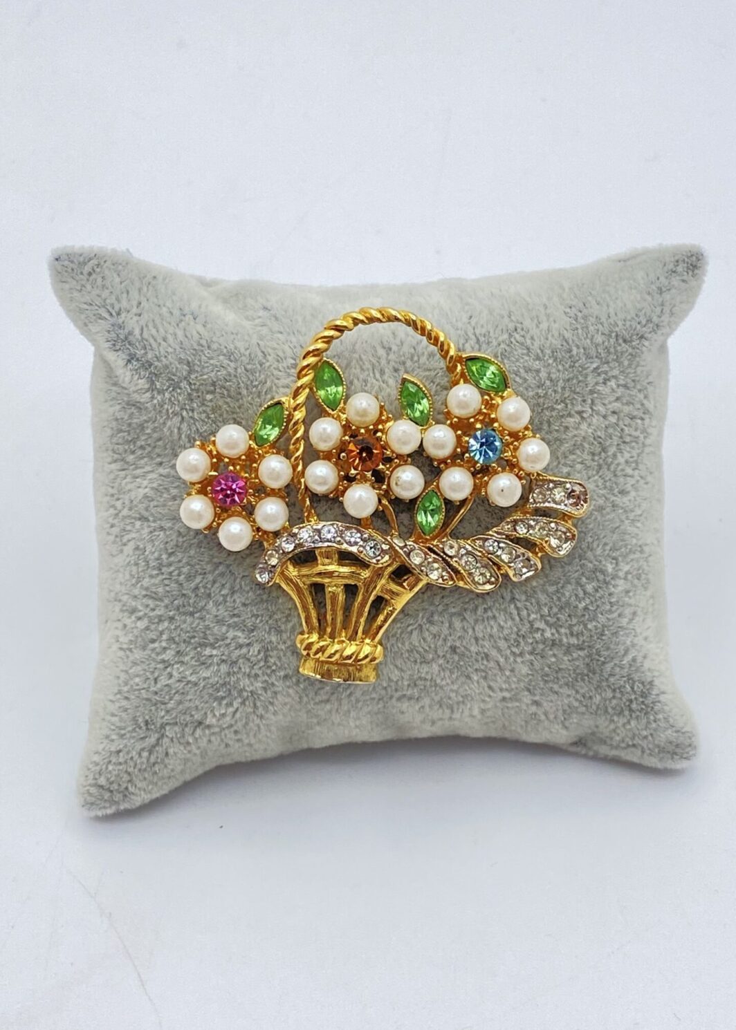 “EB”. SPILLA IN METALLO GOLDTONE, STRASS POLICROMI E PERLE DI VETRO SMALTATE. U.S.A. ANNI ‘50