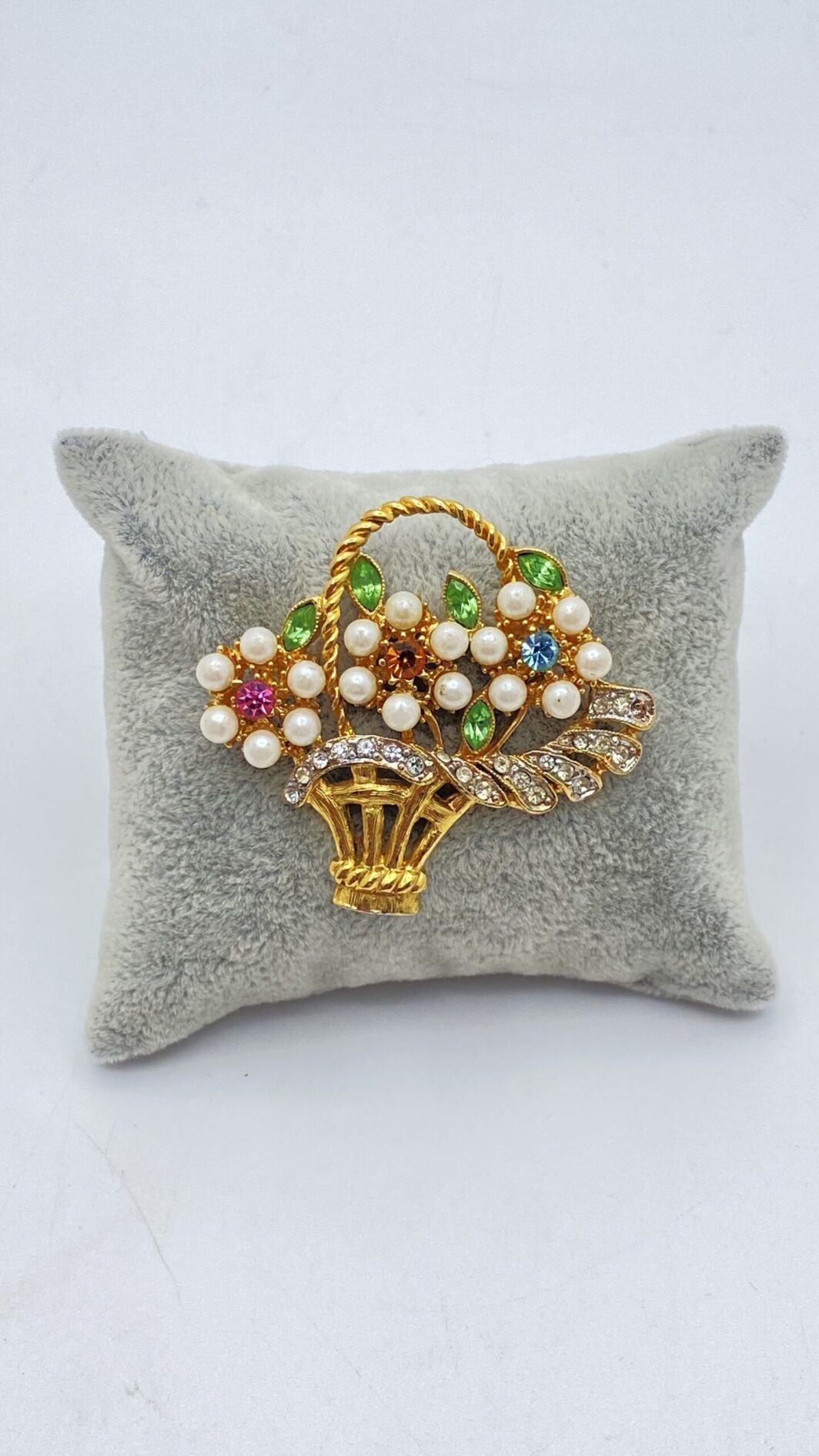 “EB”. SPILLA IN METALLO GOLDTONE, STRASS POLICROMI E PERLE DI VETRO SMALTATE. U.S.A. ANNI ‘50