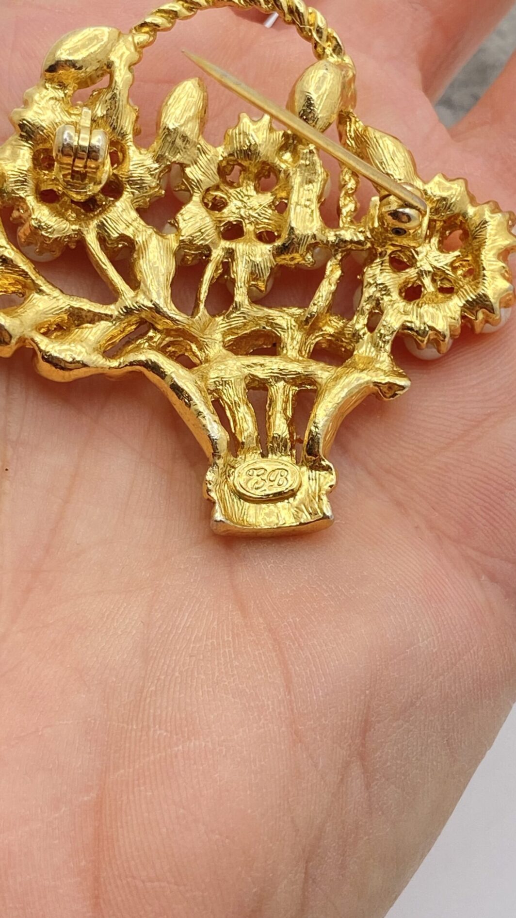 “EB”. SPILLA IN METALLO GOLDTONE, STRASS POLICROMI E PERLE DI VETRO SMALTATE. U.S.A. ANNI ‘50 - immagine 3
