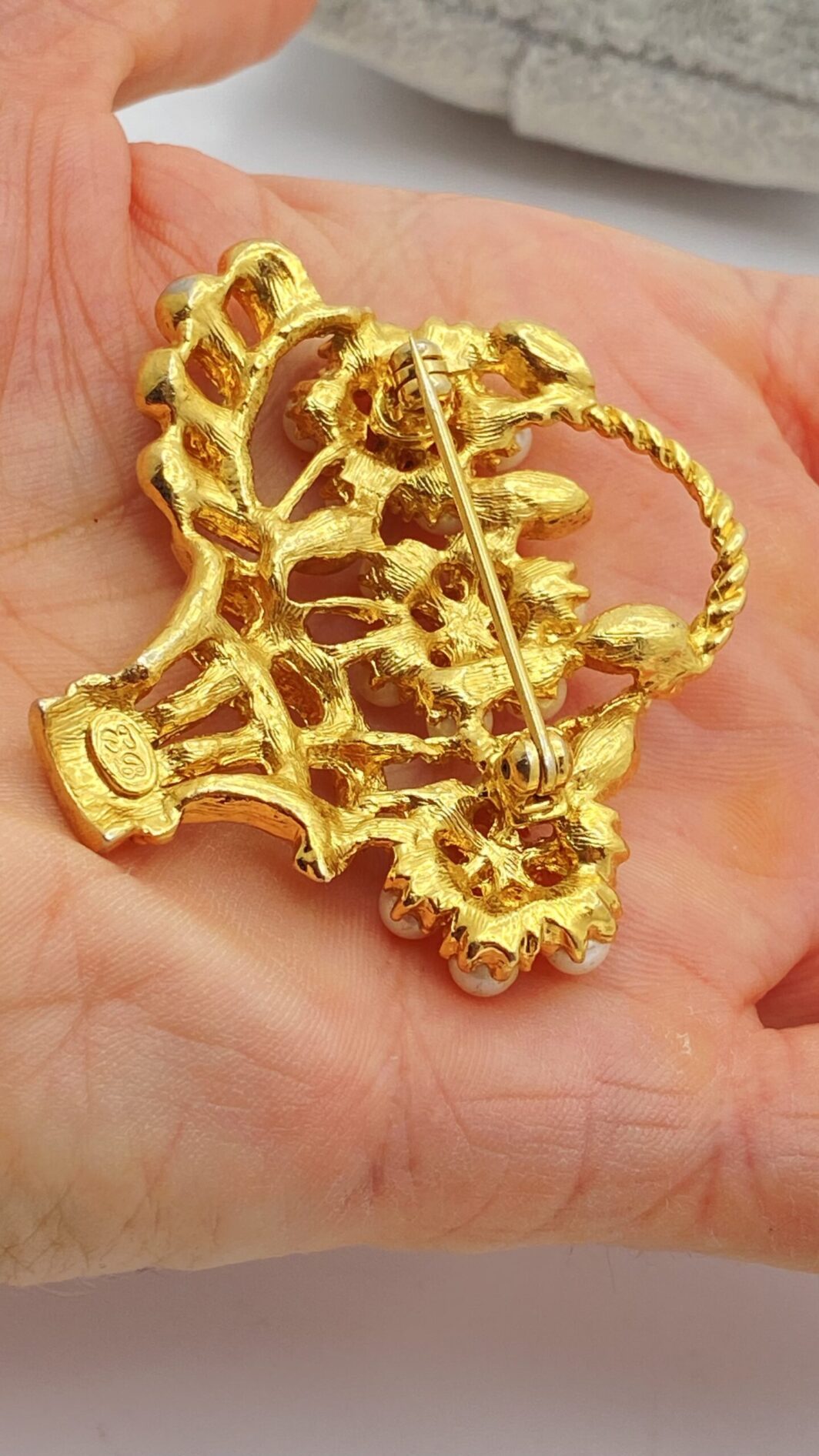 “EB”. SPILLA IN METALLO GOLDTONE, STRASS POLICROMI E PERLE DI VETRO SMALTATE. U.S.A. ANNI ‘50 - immagine 4