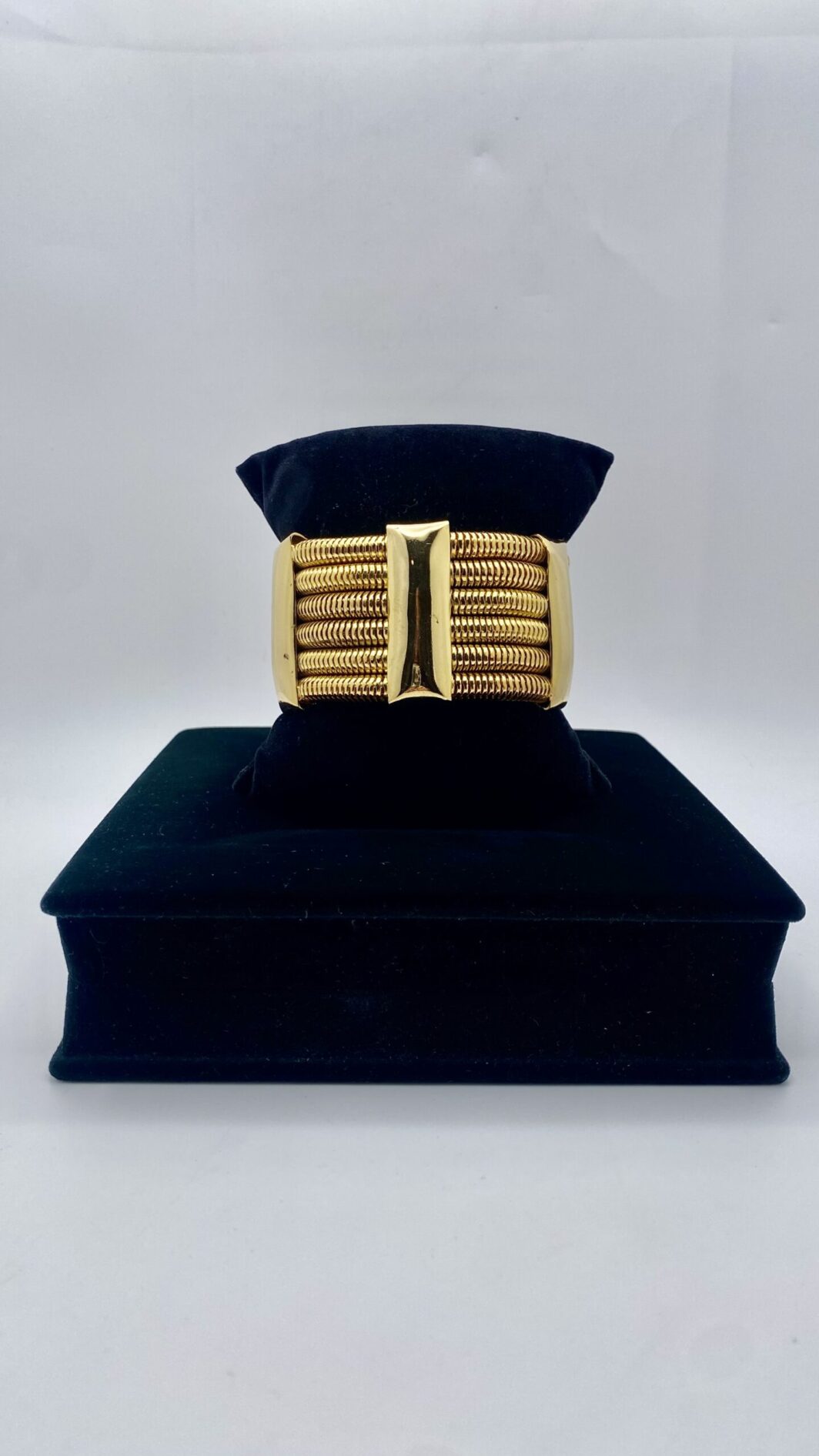 “GENNY” VINTAGE. BRACCIALE SEMIRIGIDO A POLSIERA IN METALLO GOLDTONE.