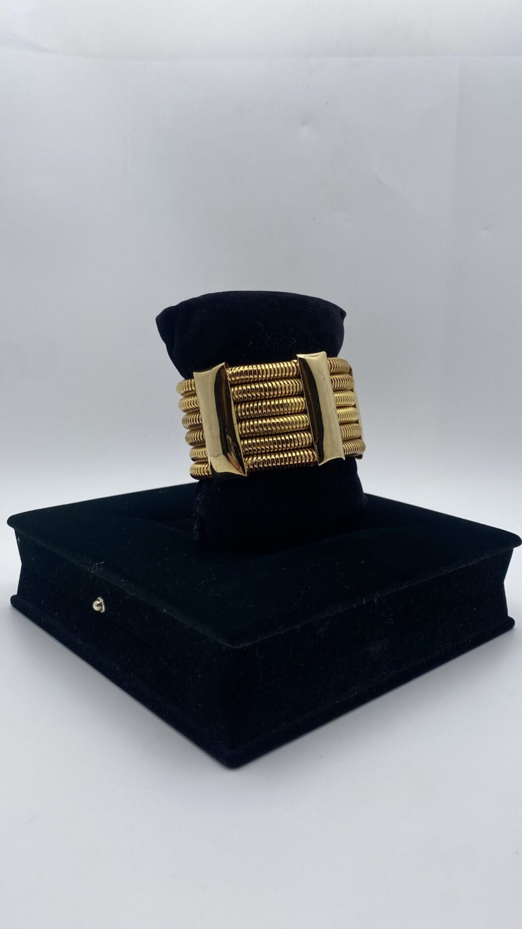 “GENNY” VINTAGE. BRACCIALE SEMIRIGIDO A POLSIERA IN METALLO GOLDTONE. - immagine 2