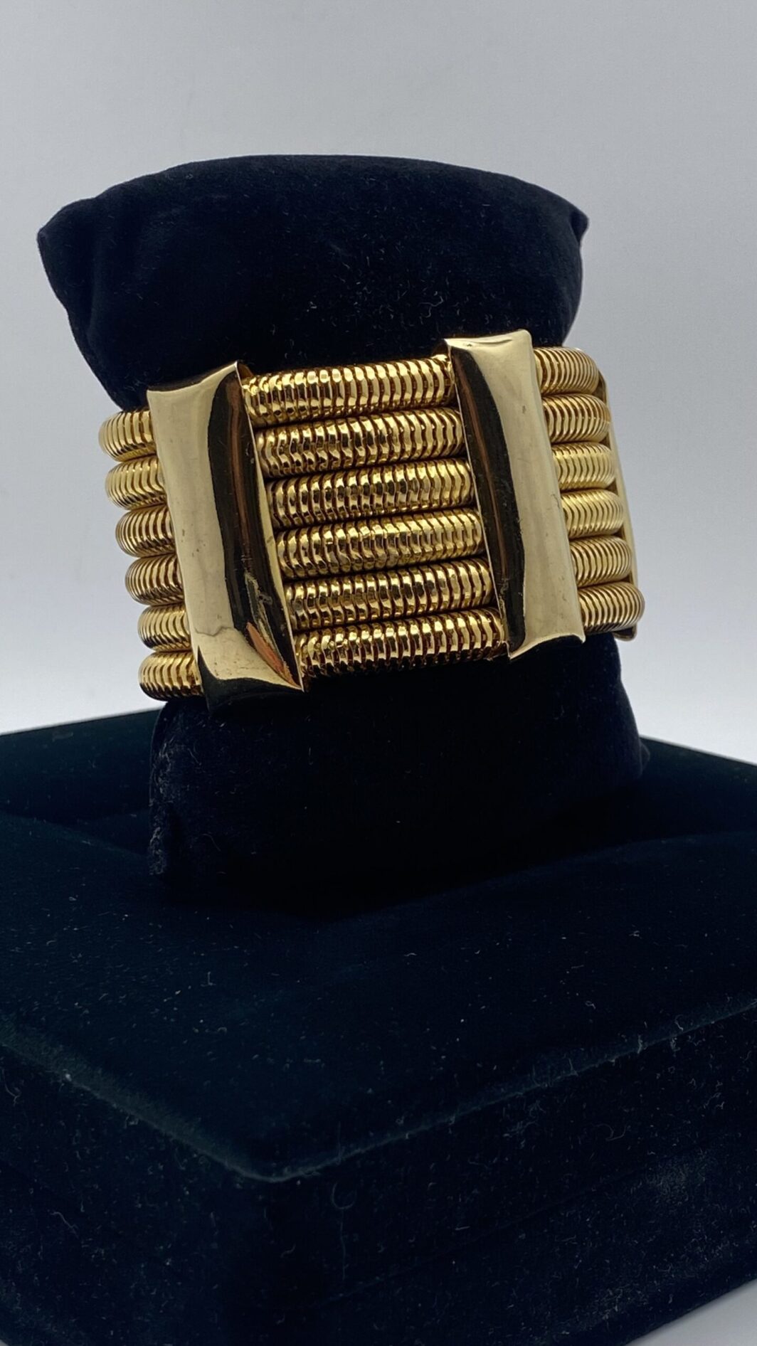 “GENNY” VINTAGE. BRACCIALE SEMIRIGIDO A POLSIERA IN METALLO GOLDTONE. - immagine 5