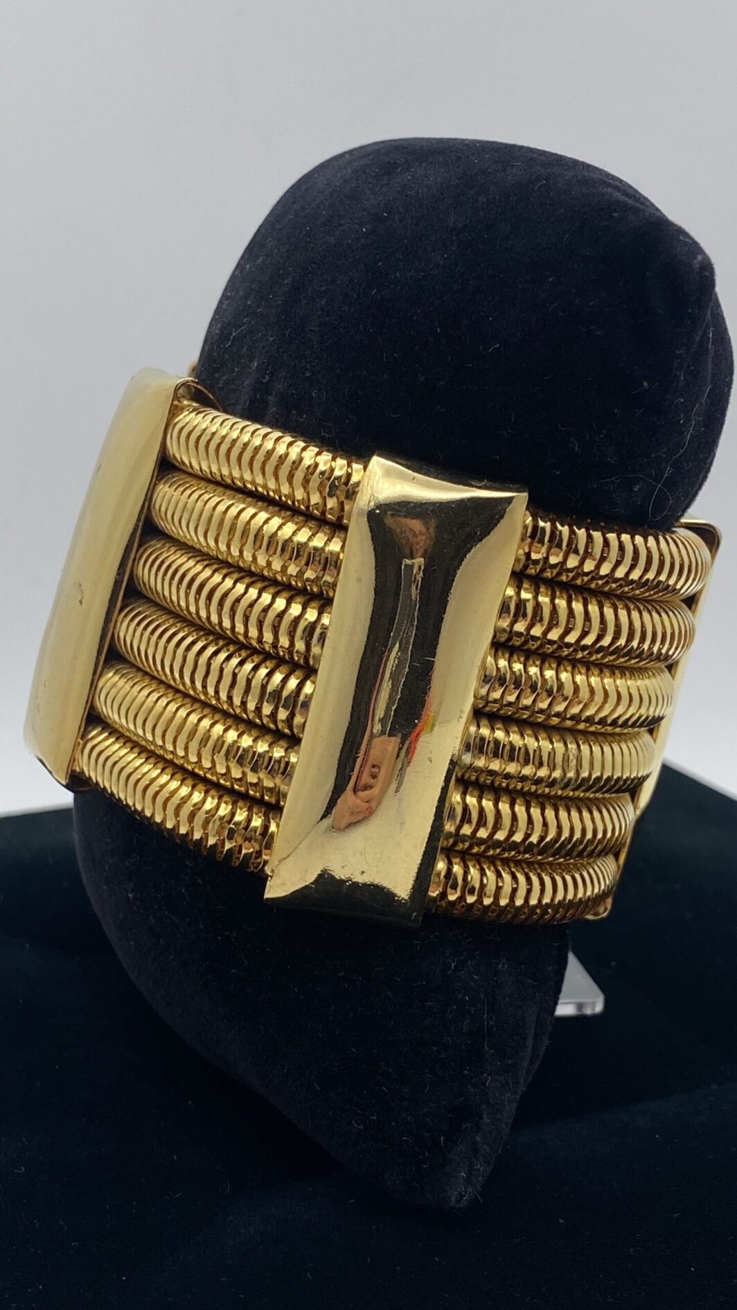 “GENNY” VINTAGE. BRACCIALE SEMIRIGIDO A POLSIERA IN METALLO GOLDTONE. - immagine 3