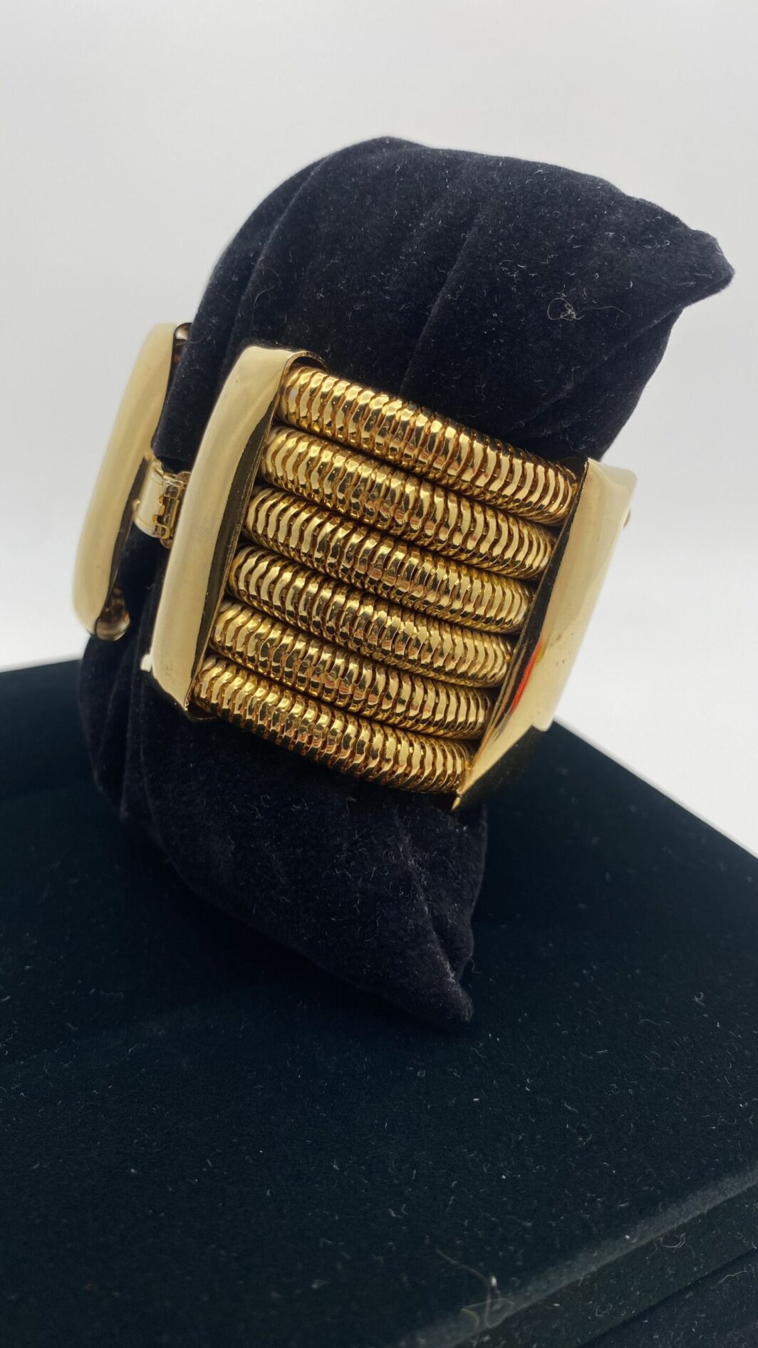 “GENNY” VINTAGE. BRACCIALE SEMIRIGIDO A POLSIERA IN METALLO GOLDTONE. - immagine 8