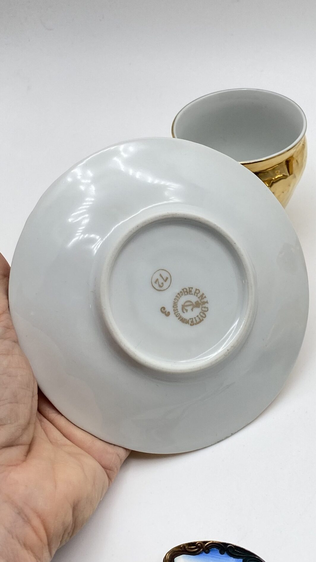 TÊTE-À-TÊTES DI TAZZINE IN PORCELLANA DORATA, CON CUCCHIAINI SMALTATI ORIGINALI. SOUVENIR VINTAGE ANNI ‘50 ca. PRAGA - immagine 14