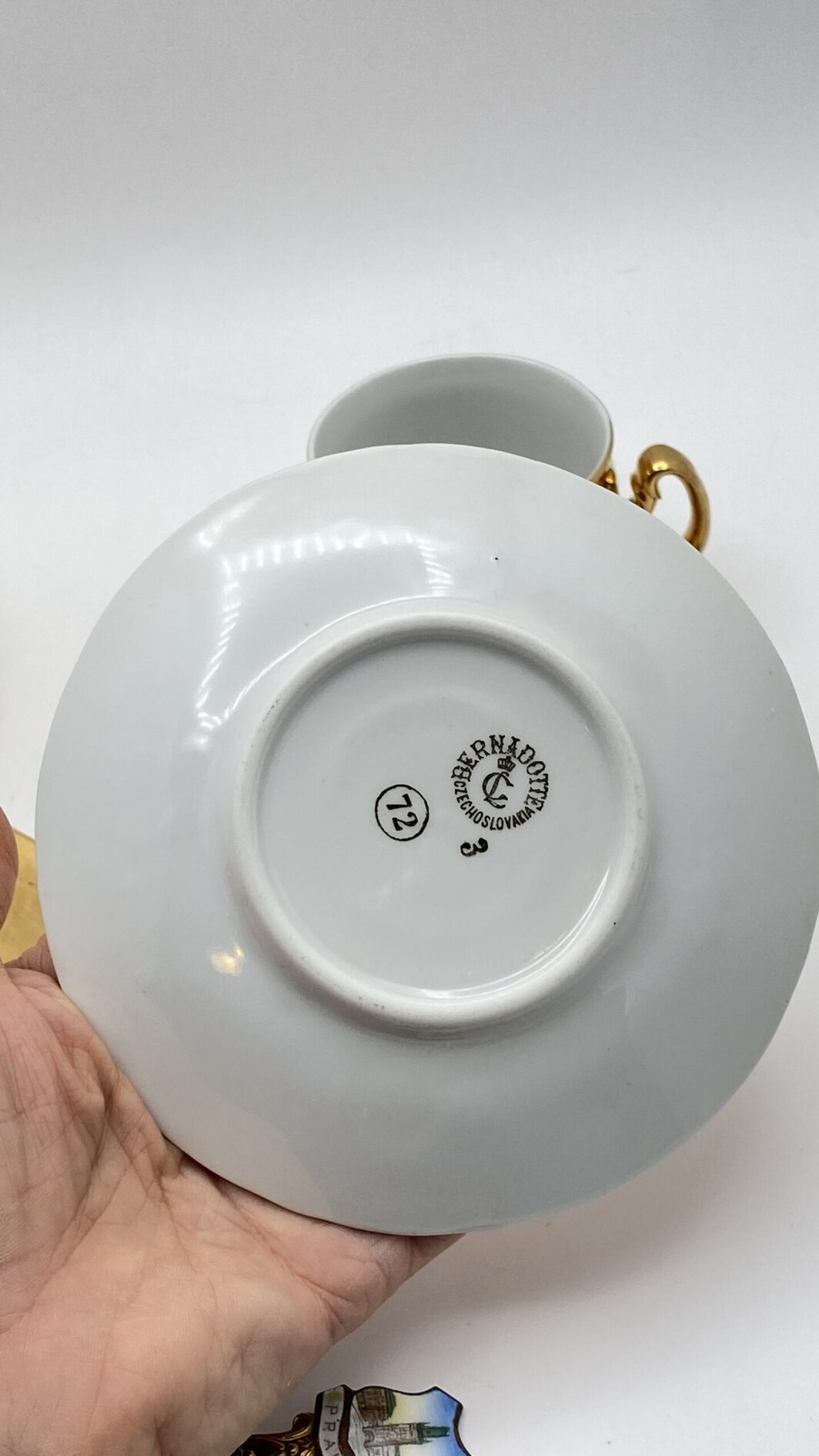 TÊTE-À-TÊTES DI TAZZINE IN PORCELLANA DORATA, CON CUCCHIAINI SMALTATI ORIGINALI. SOUVENIR VINTAGE ANNI ‘50 ca. PRAGA - immagine 12